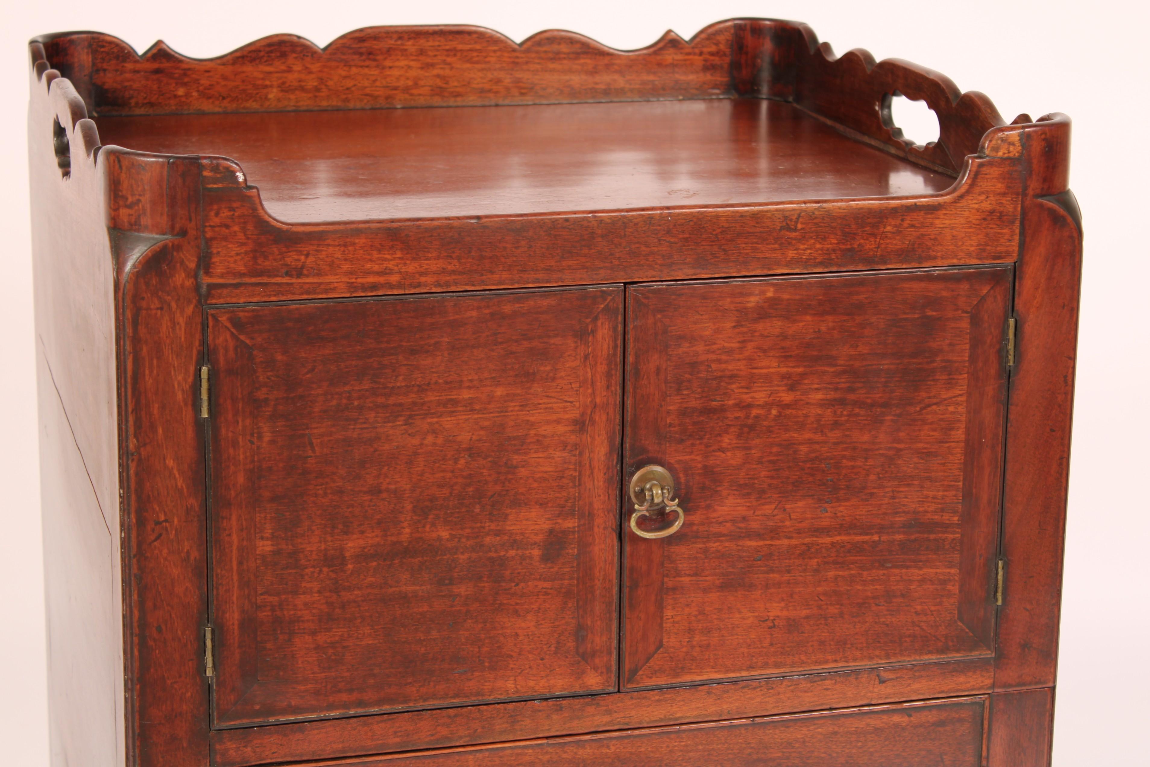 George III Style Mahogany Bedside Table im Angebot 1