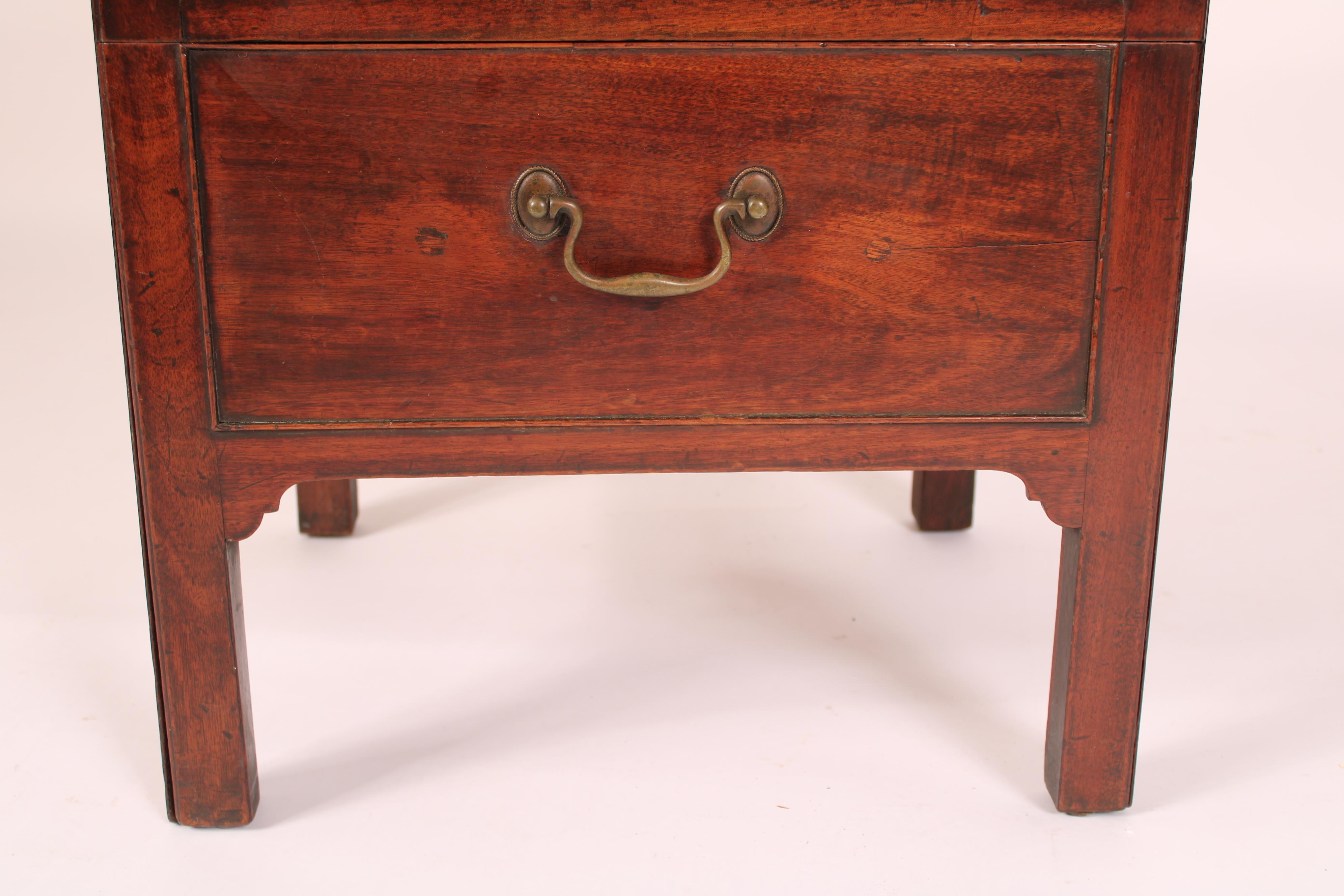 George III Style Mahogany Bedside Table im Angebot 2