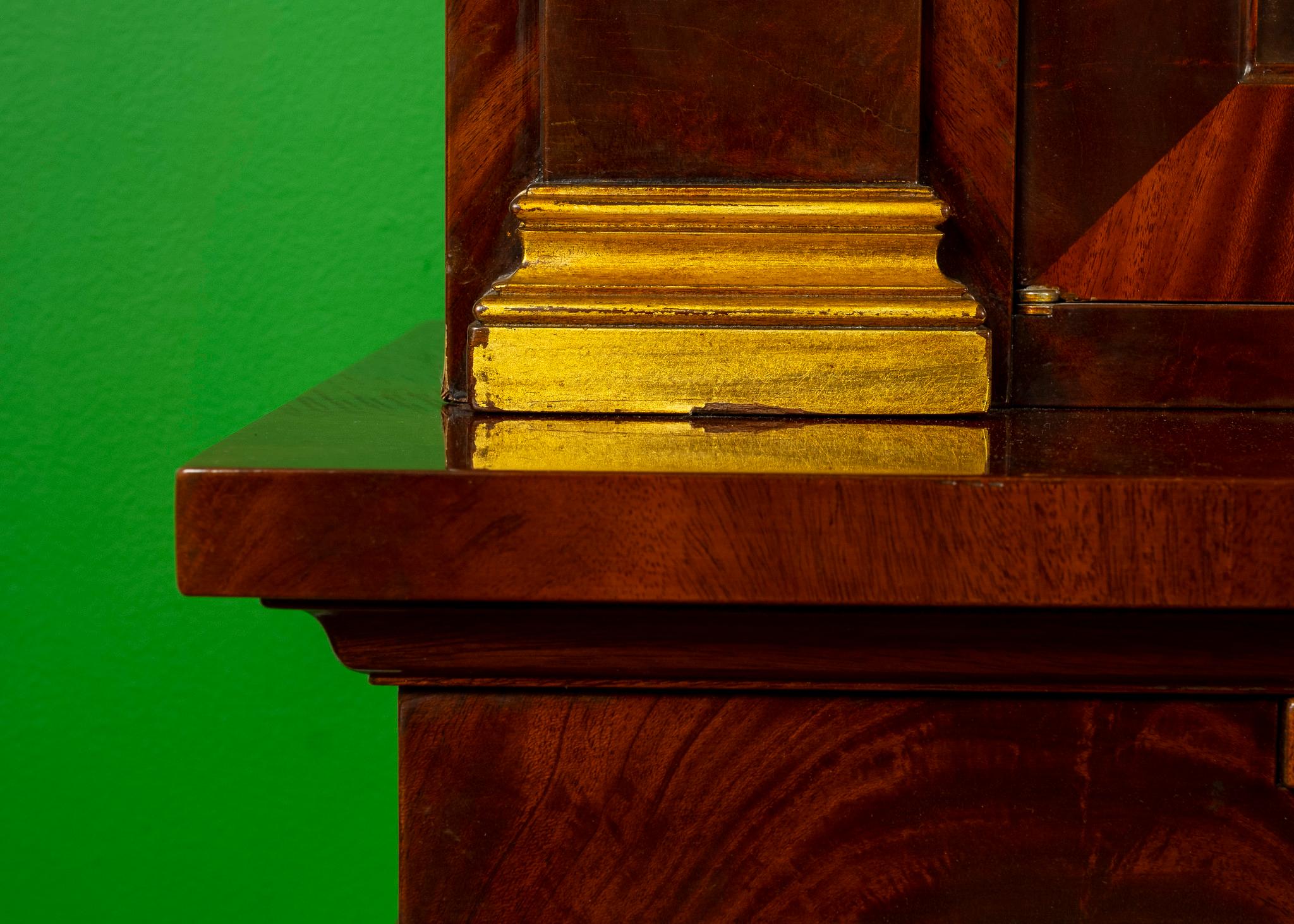 Ein hübsches italienisches Bücherregal aus geflammtem Mahagoni der George-III-Ära mit drei oberen Glastüren, verstellbaren Einlegeböden, drei Unterschranktüren mit drei ausziehbaren Einlegeböden und vergoldeten Säulendetails aus Gold.