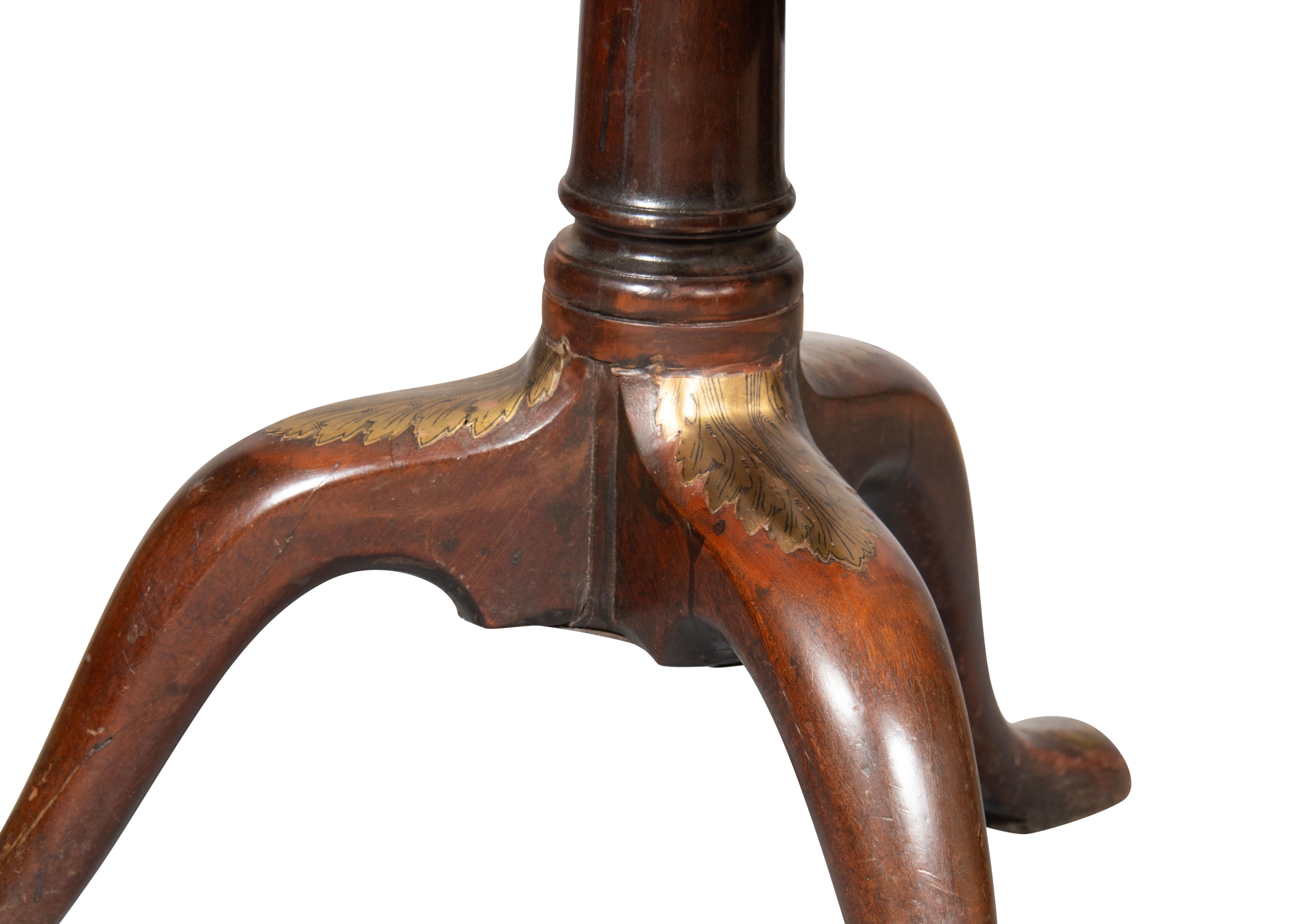 Table à thé de style George III en acajou et laiton inséré à la manière de John Channon en vente 5