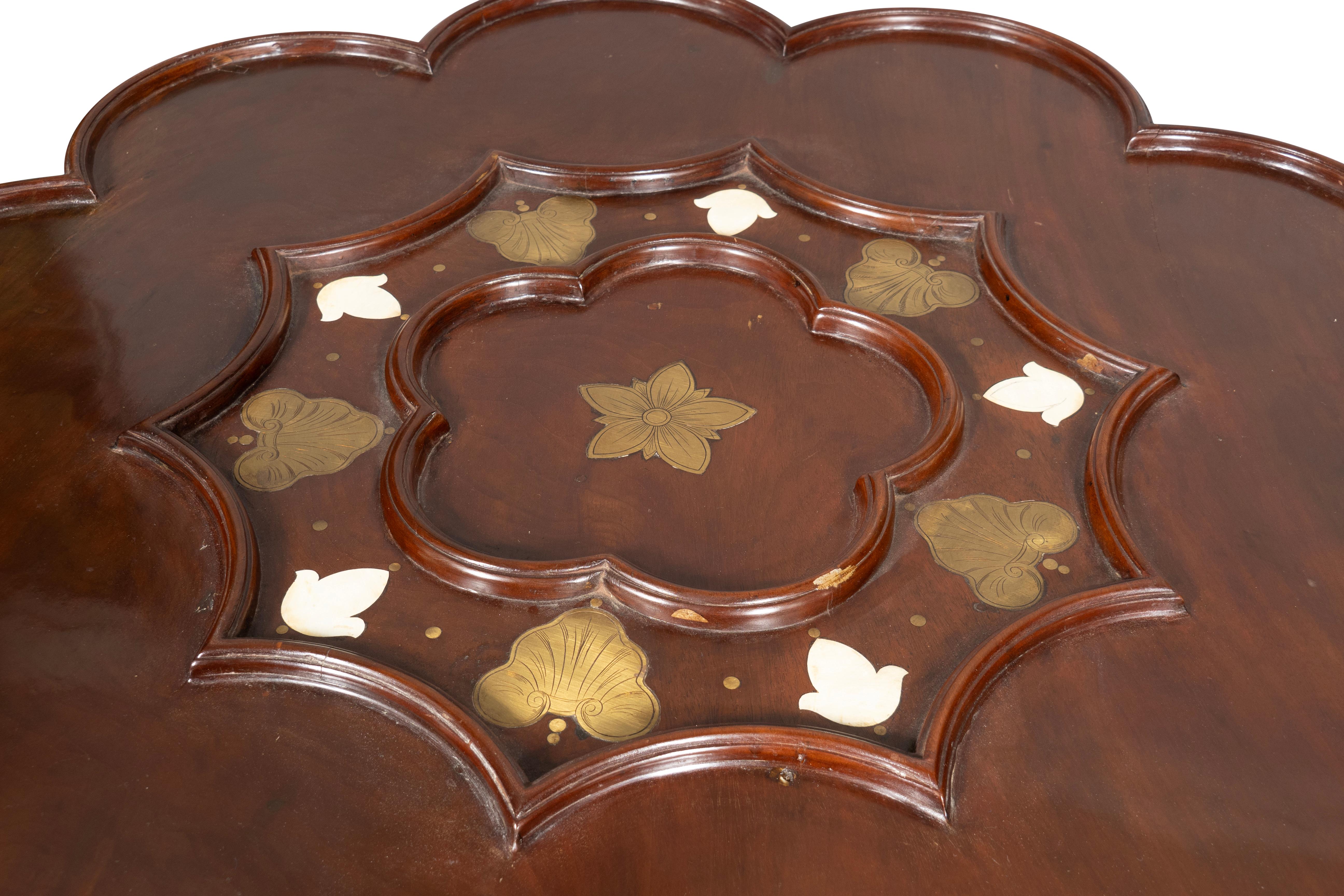 Table à thé de style George III en acajou et laiton inséré à la manière de John Channon en vente 9