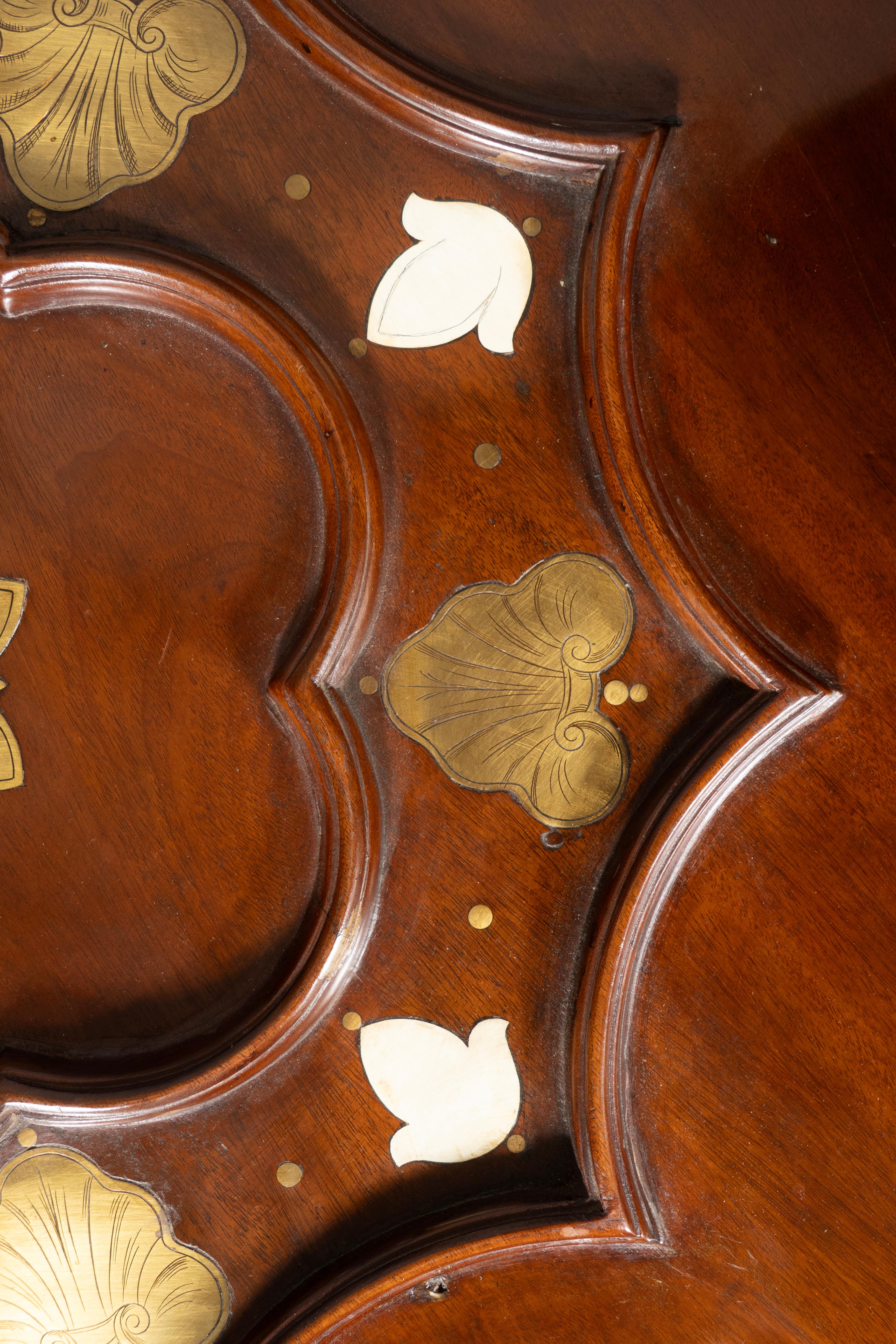 Table à thé de style George III en acajou et laiton inséré à la manière de John Channon en vente 10