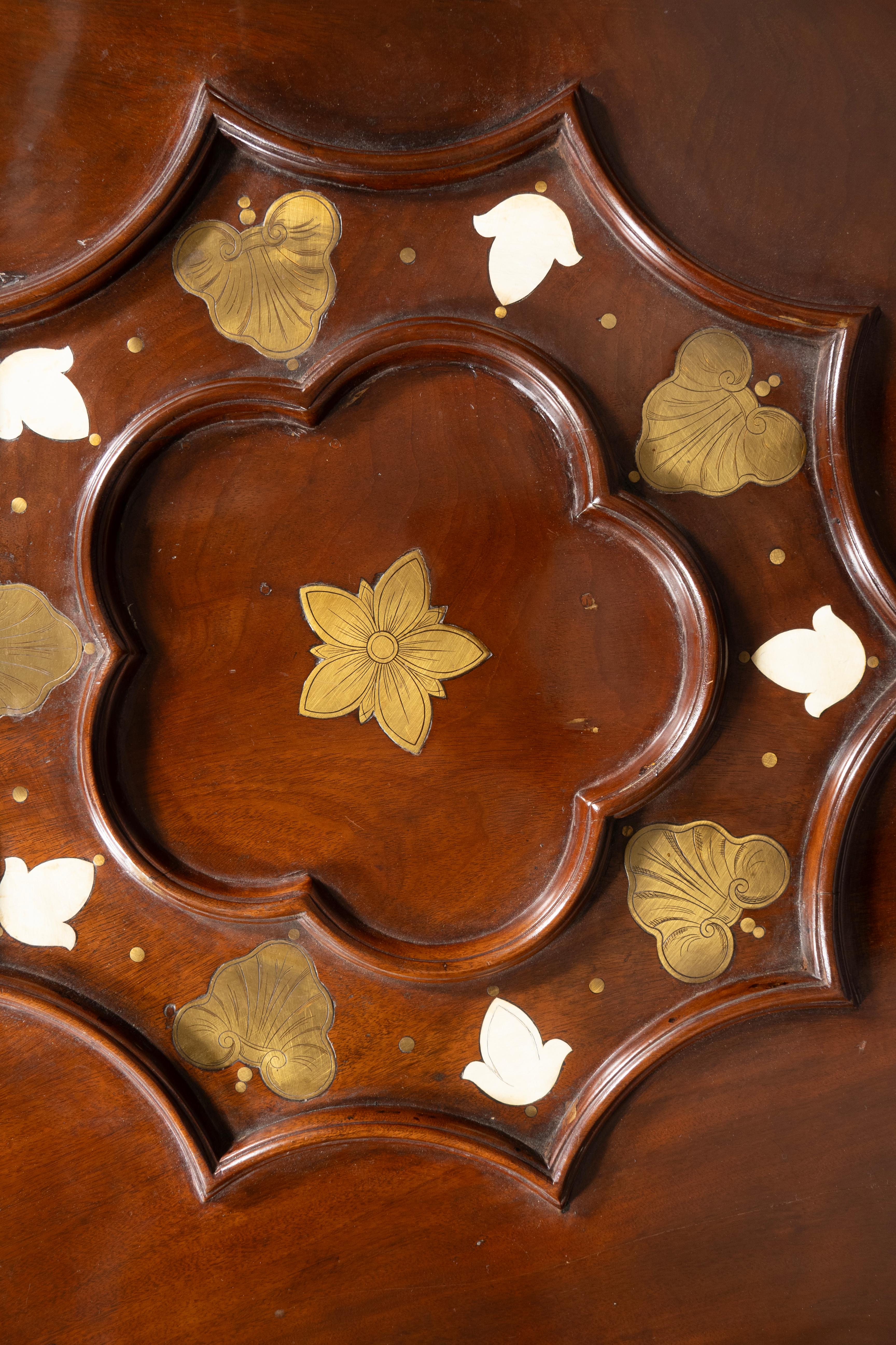 Table à thé de style George III en acajou et laiton inséré à la manière de John Channon en vente 11