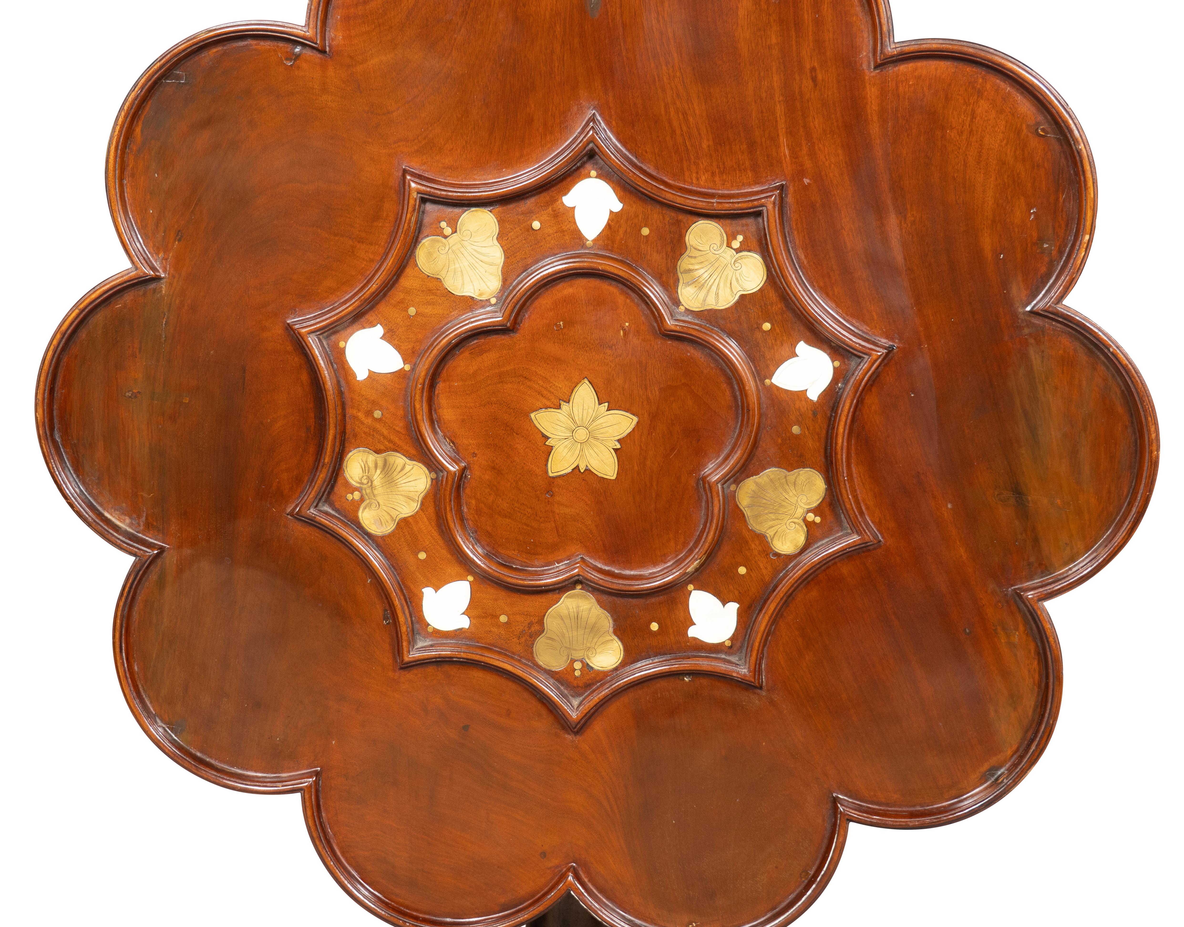 Table à thé de style George III en acajou et laiton inséré à la manière de John Channon en vente 14