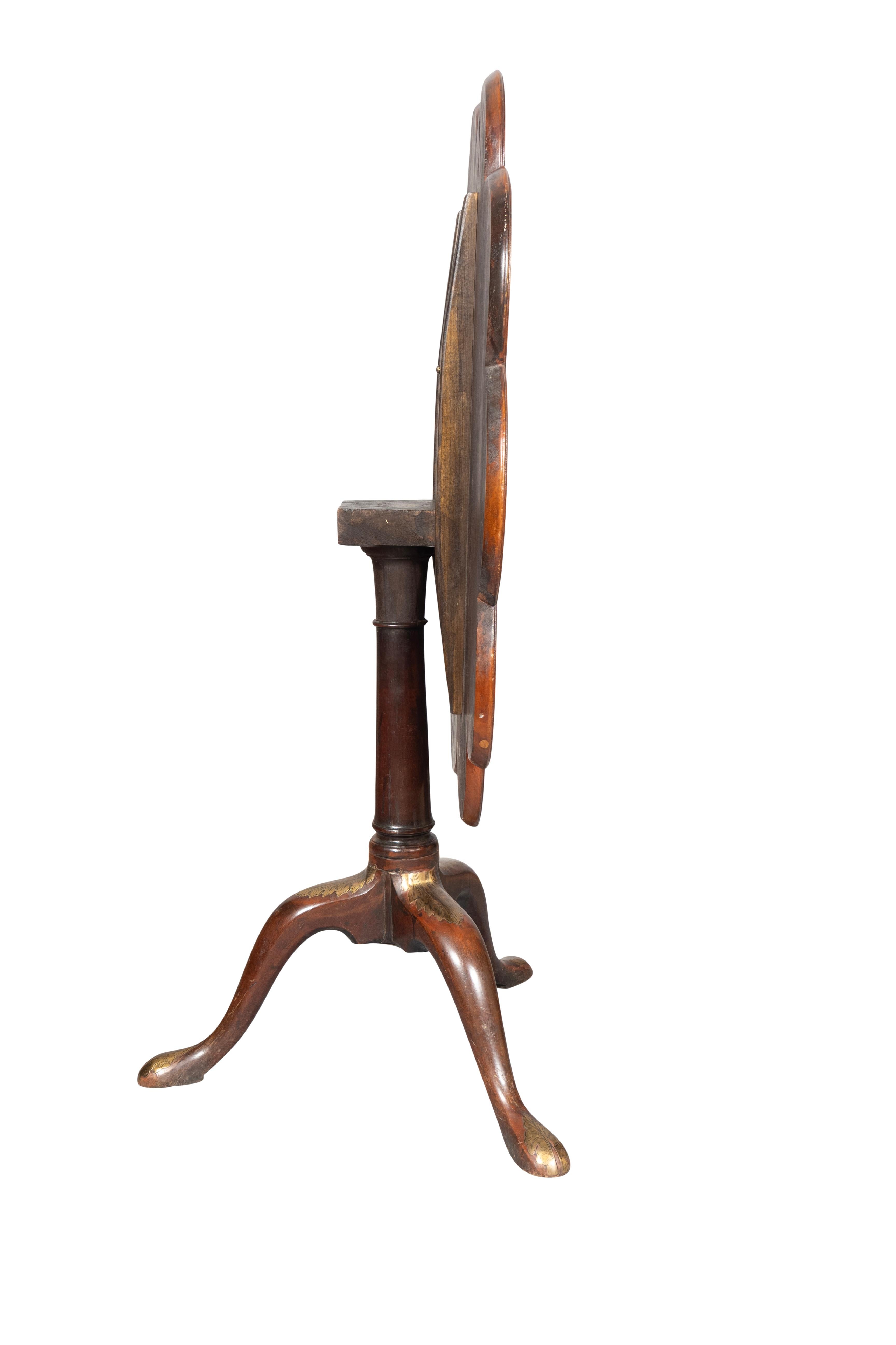 Anglais Table à thé de style George III en acajou et laiton inséré à la manière de John Channon en vente