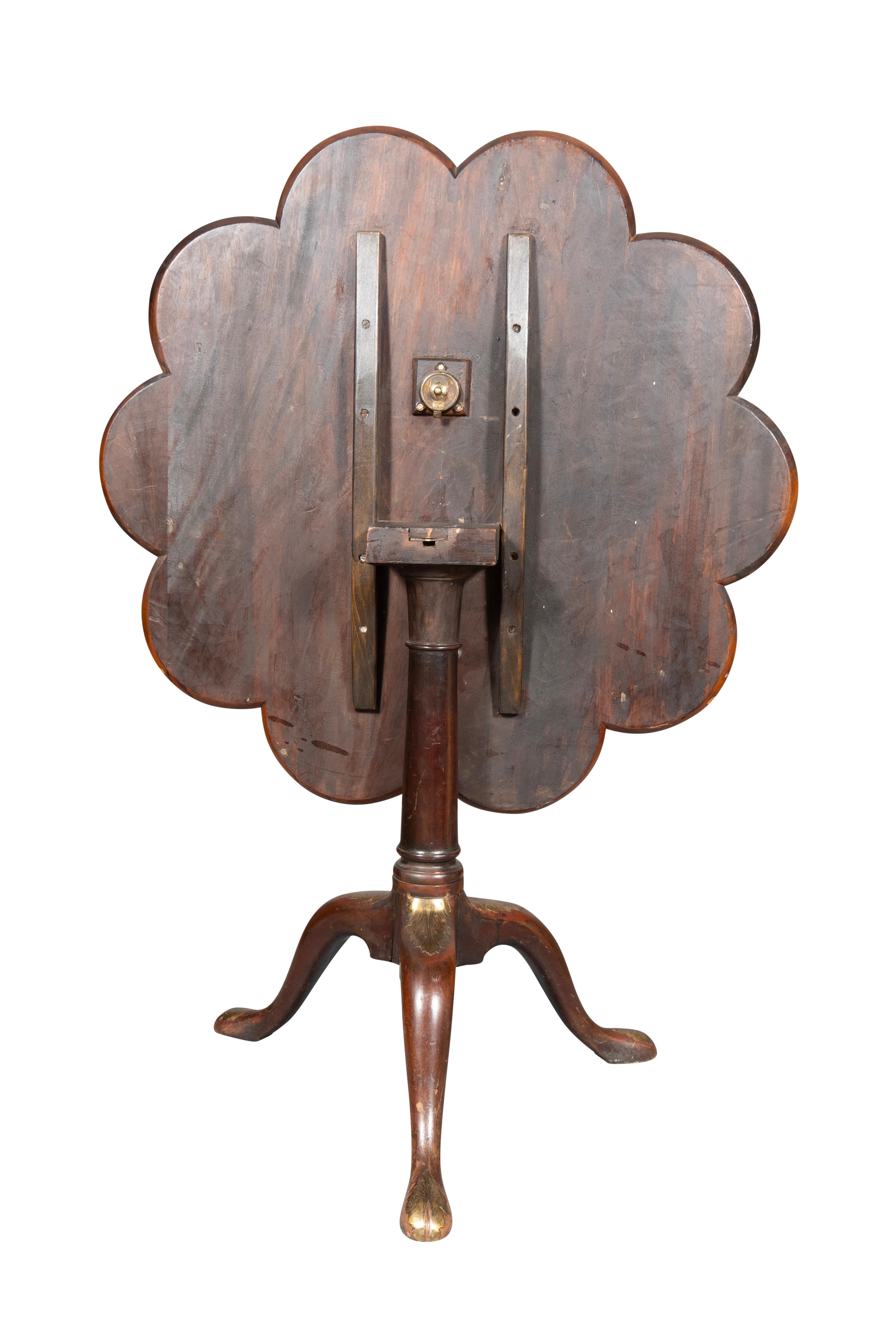Table à thé de style George III en acajou et laiton inséré à la manière de John Channon Bon état - En vente à Essex, MA
