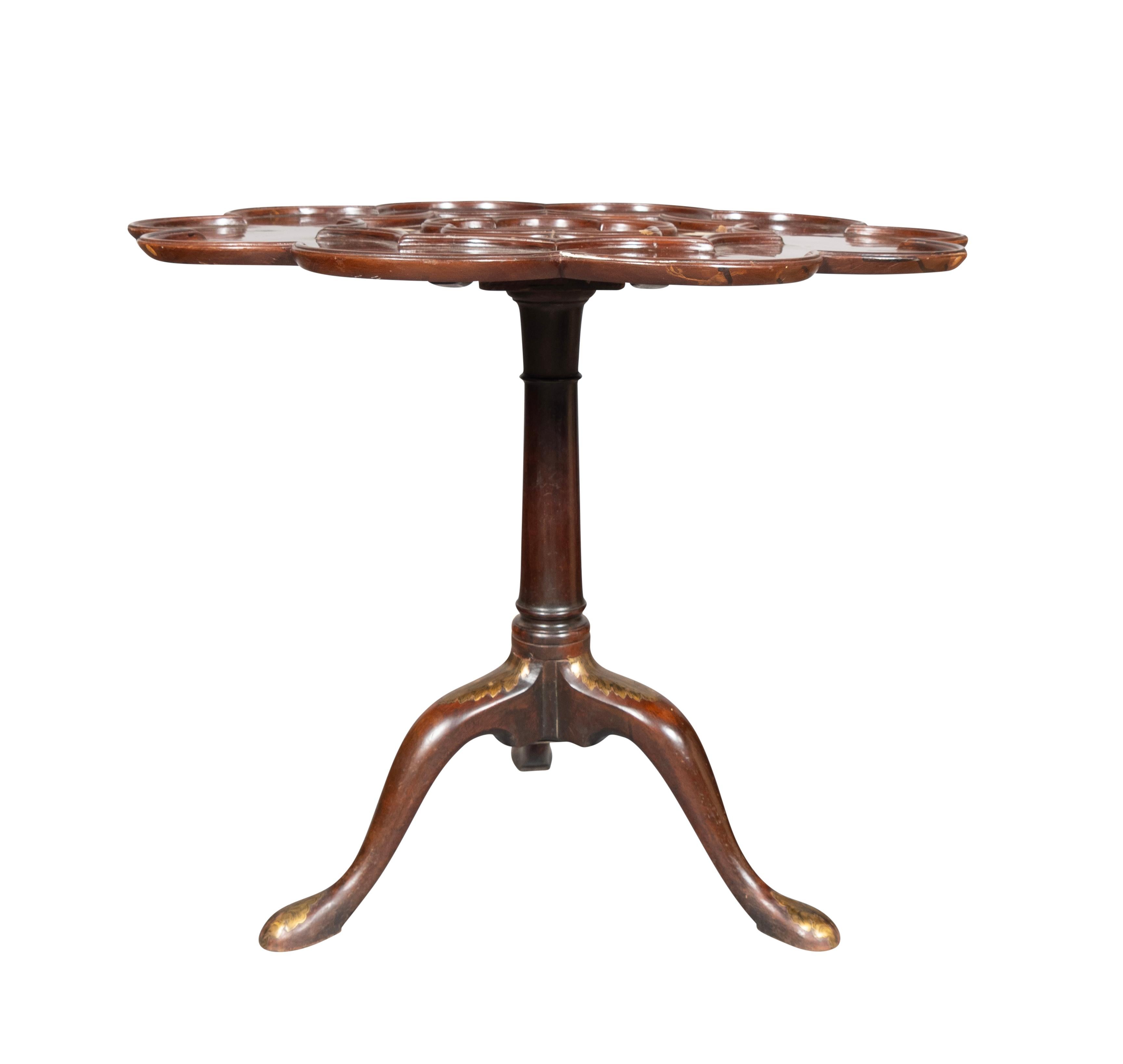 Fin du XIXe siècle Table à thé de style George III en acajou et laiton inséré à la manière de John Channon en vente