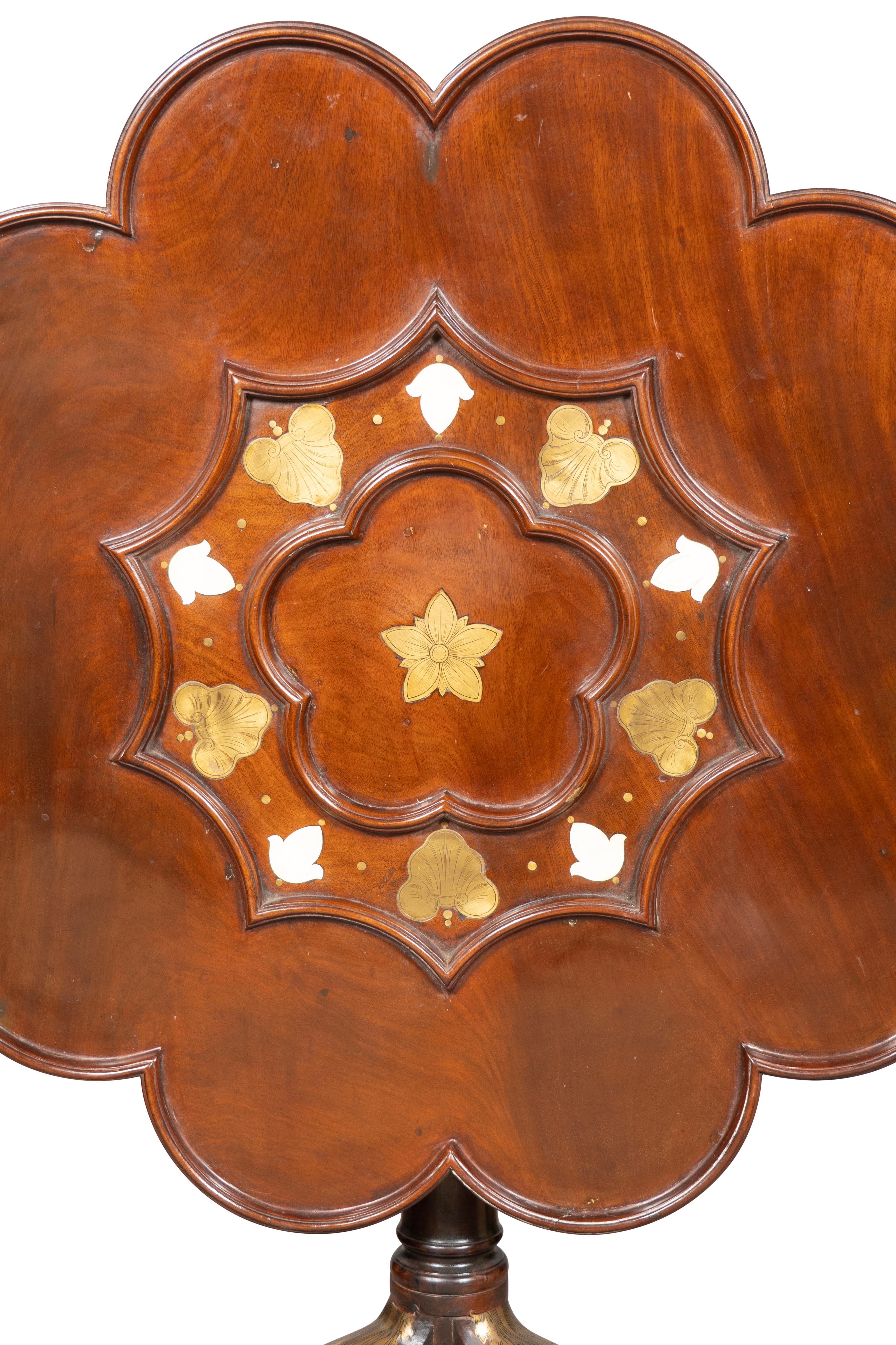 Laiton Table à thé de style George III en acajou et laiton inséré à la manière de John Channon en vente