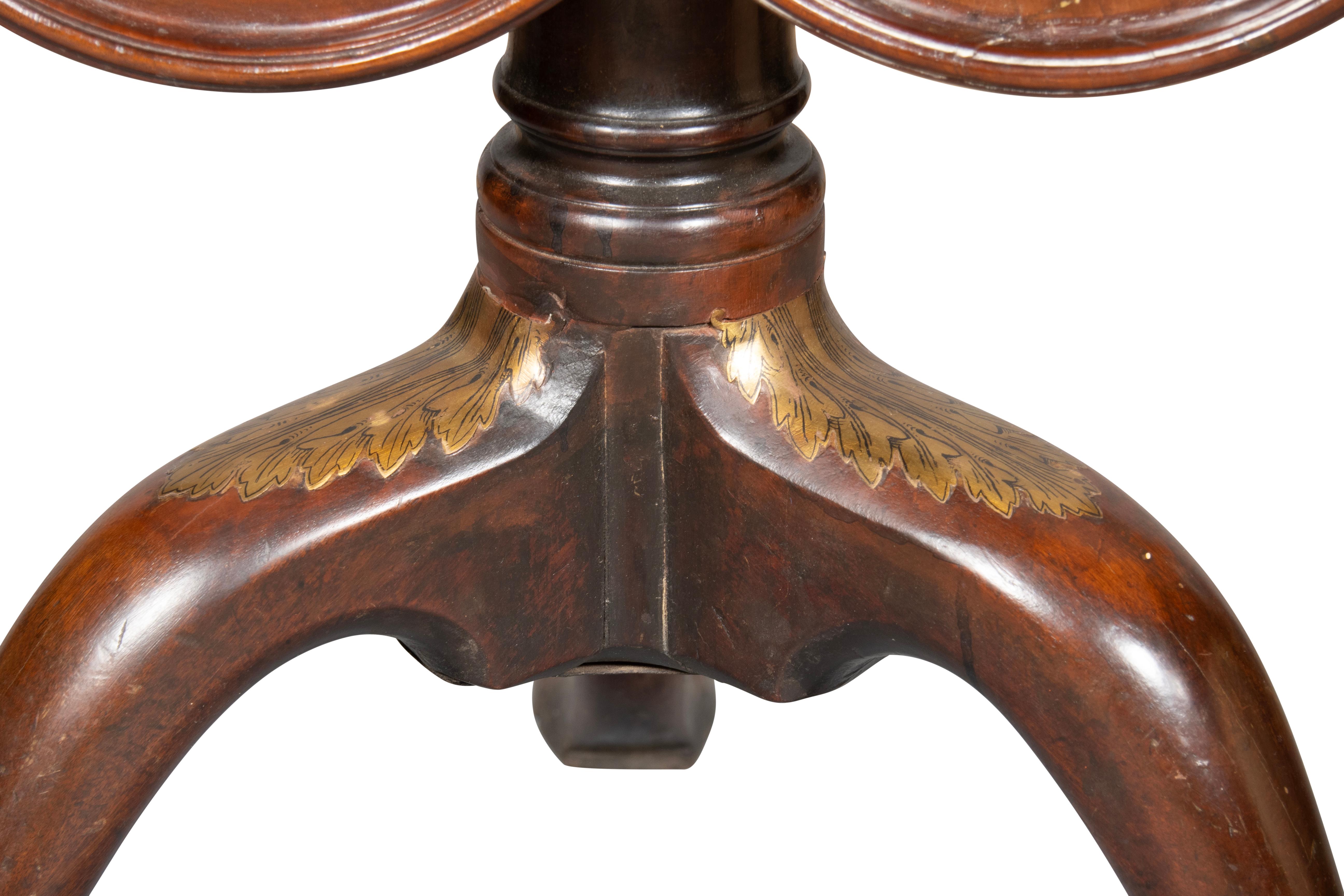 Table à thé de style George III en acajou et laiton inséré à la manière de John Channon en vente 1
