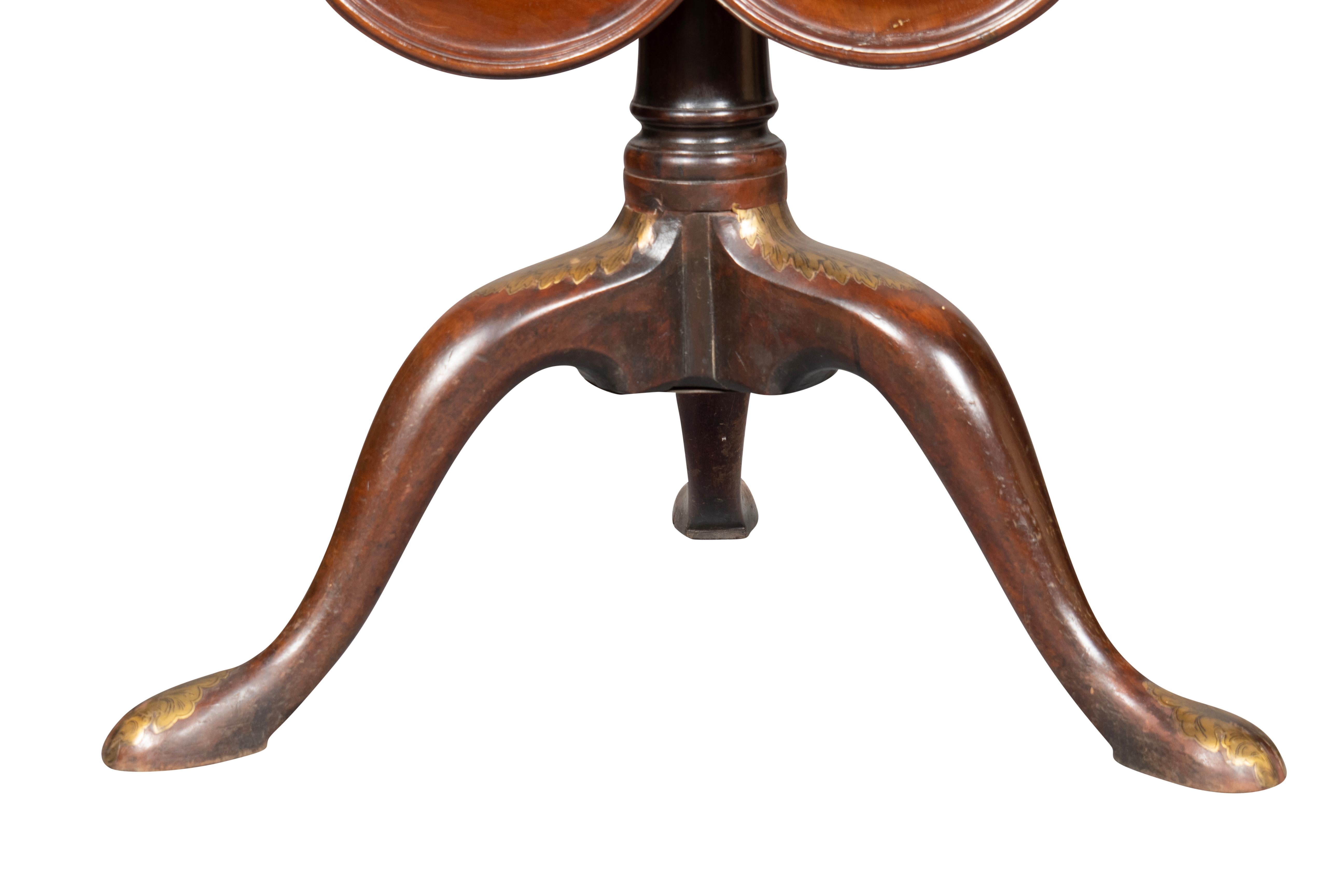 Table à thé de style George III en acajou et laiton inséré à la manière de John Channon en vente 3