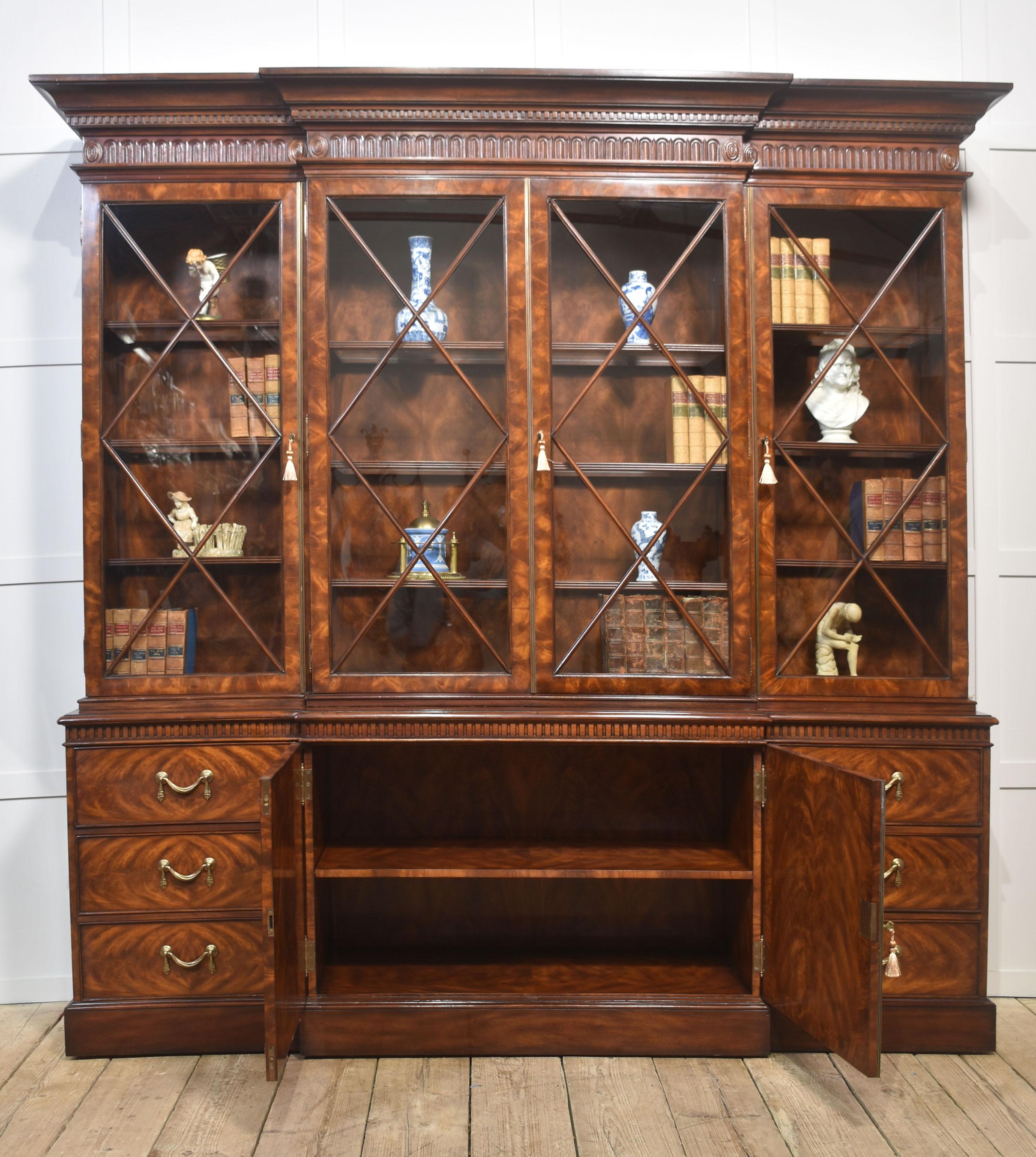 Librería de caoba con frente de rotura estilo Jorge III en venta 4