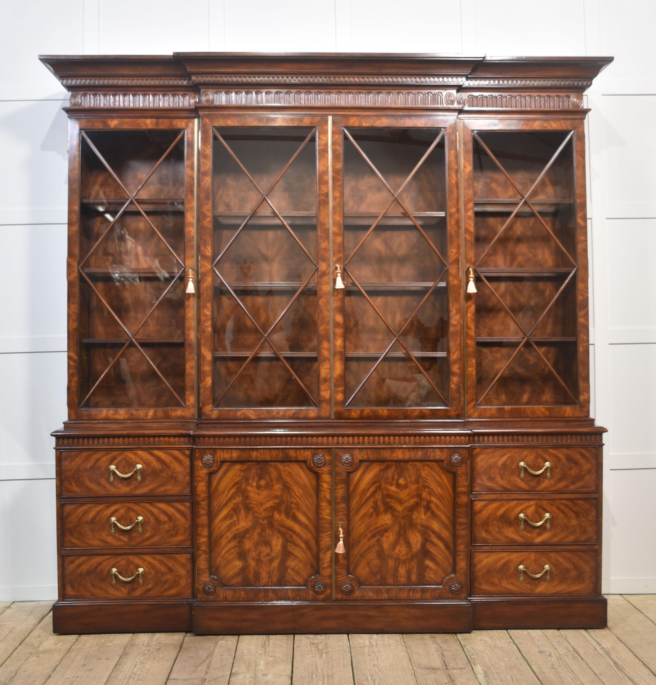 Librería de caoba con frente de rotura estilo Jorge III en venta 5