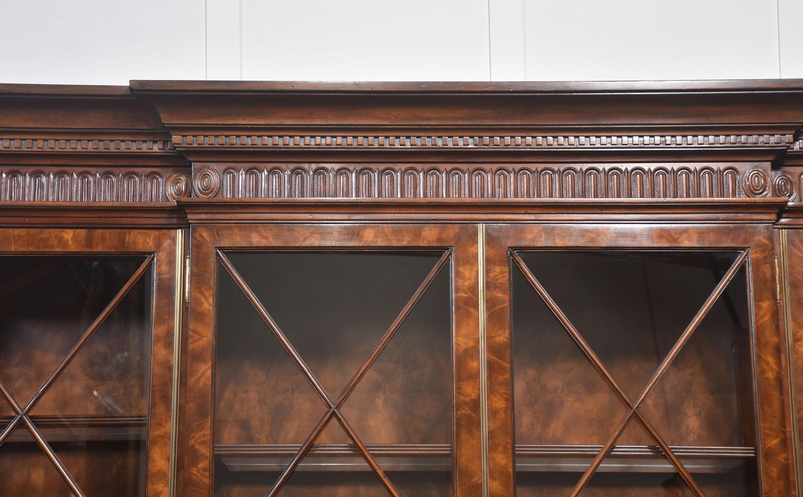Librería de caoba con frente de rotura estilo Jorge III en venta 6