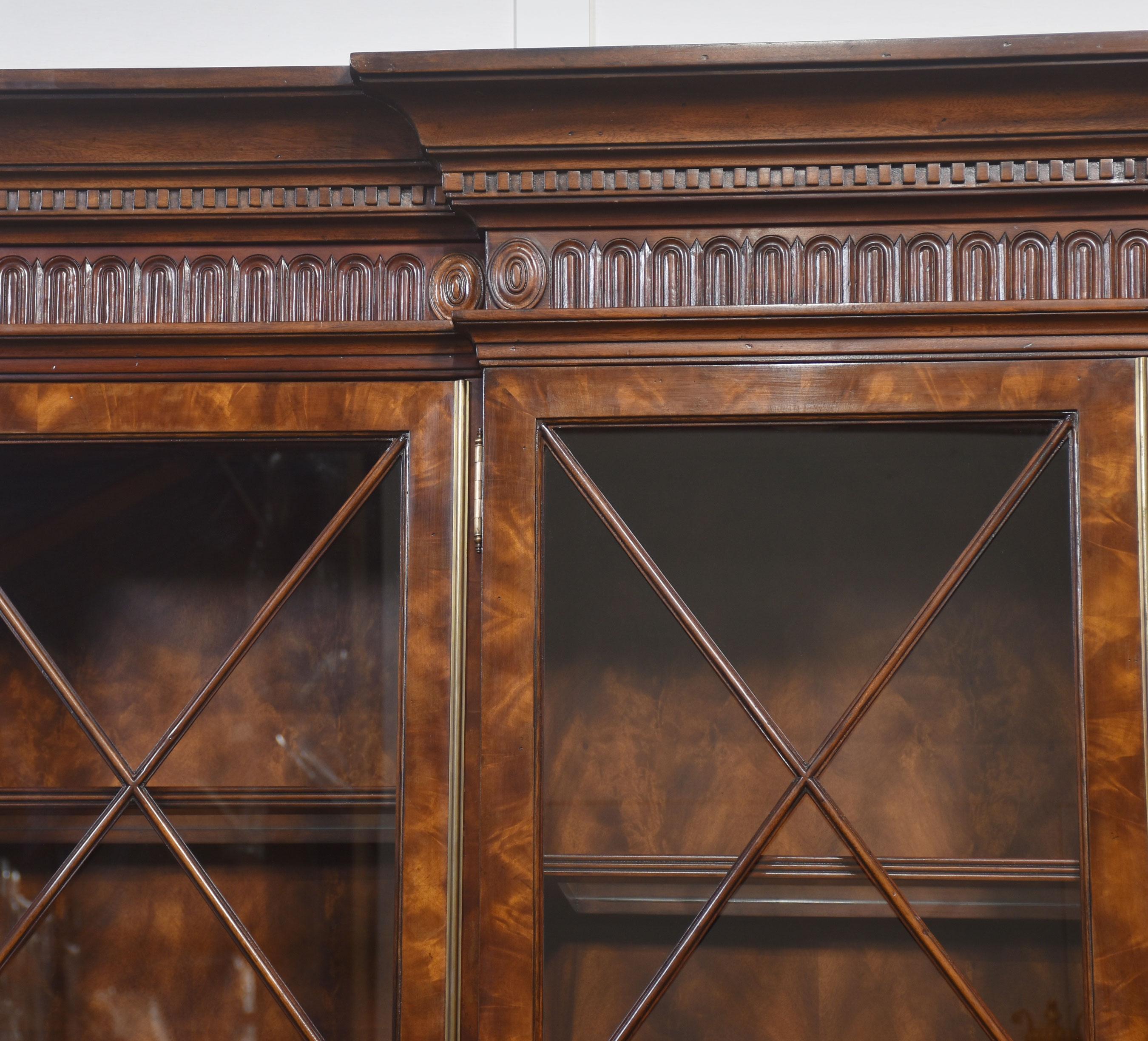 Librería de caoba con frente de rotura estilo Jorge III en venta 7