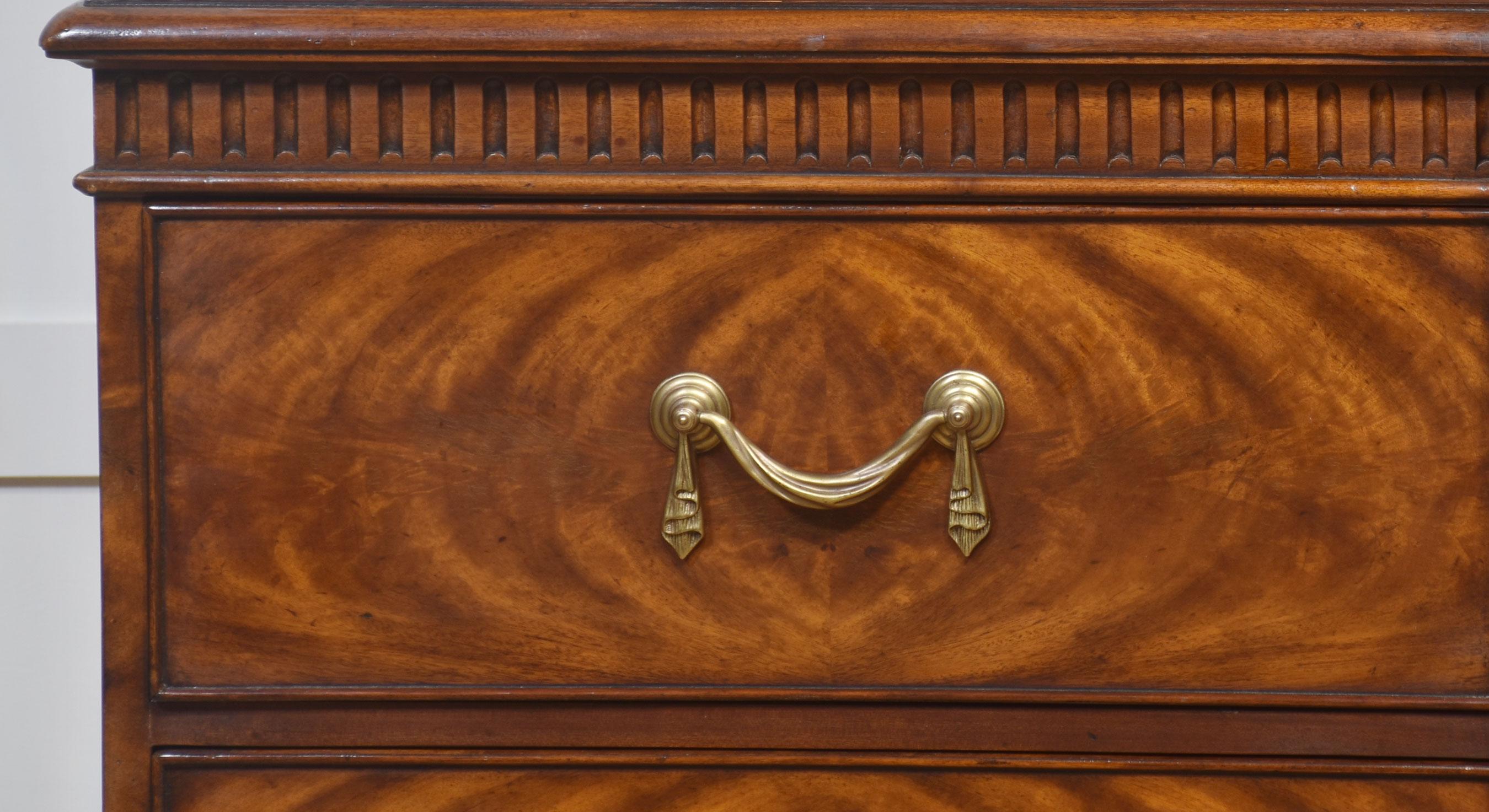 Librería de caoba con frente de rotura estilo Jorge III en venta 8