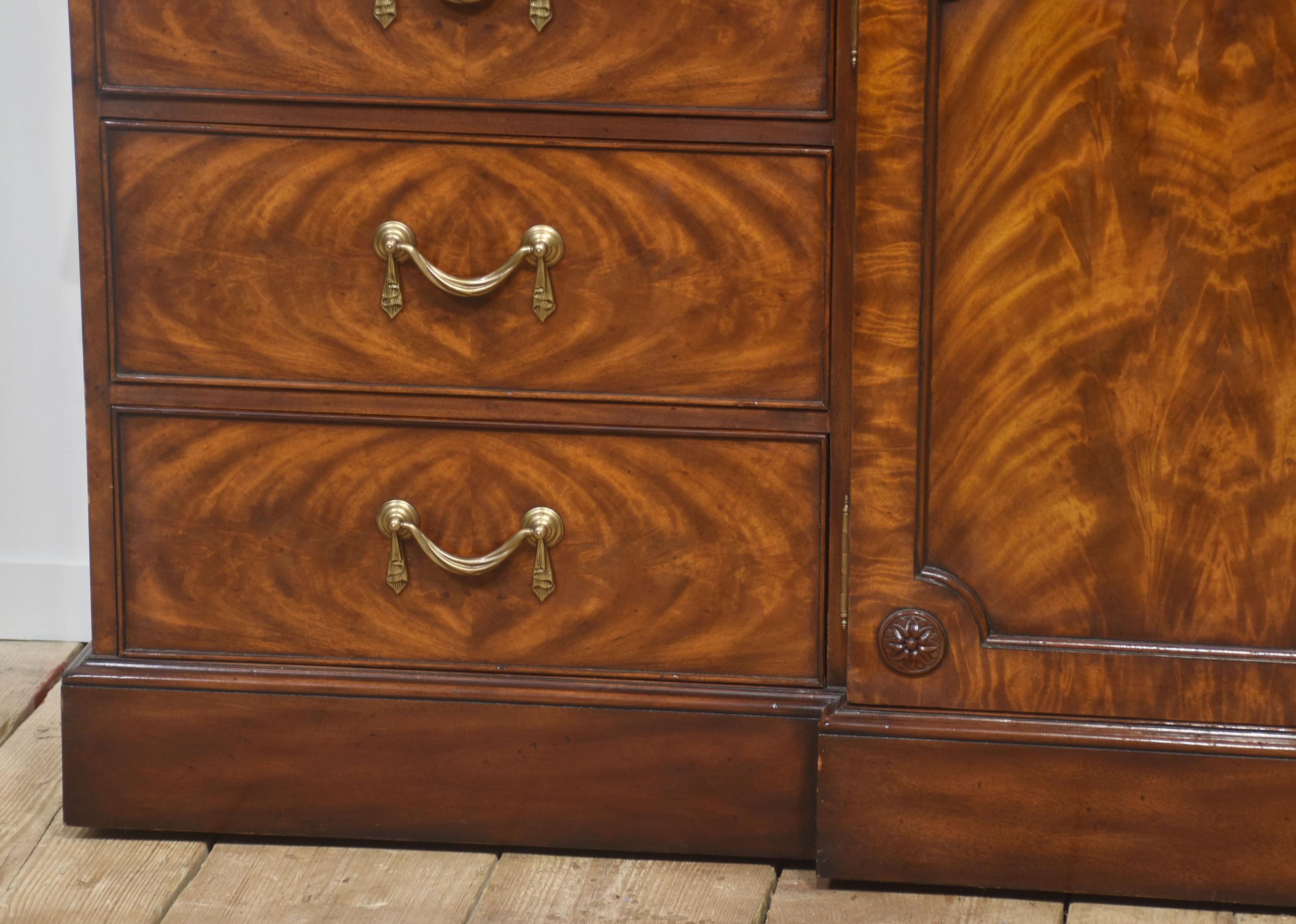 Librería de caoba con frente de rotura estilo Jorge III en venta 9