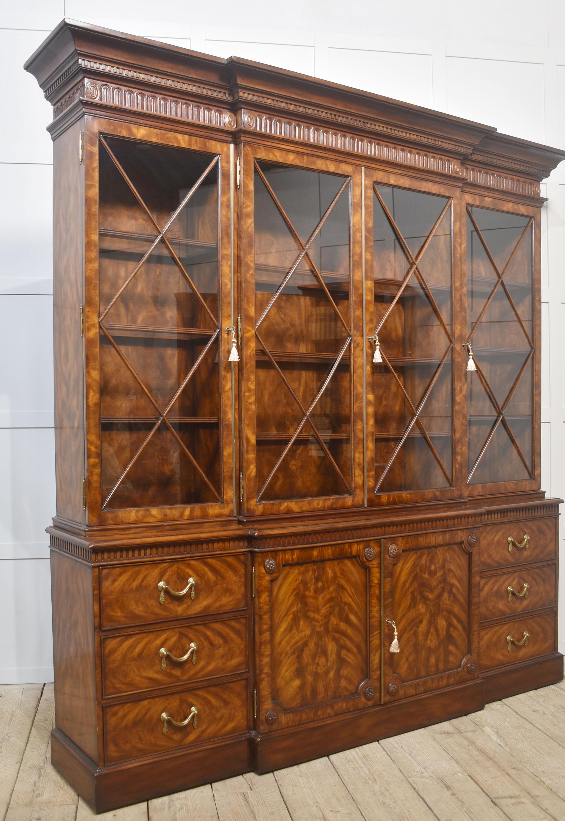 Librería de caoba con frente de rotura estilo Jorge III en venta 10