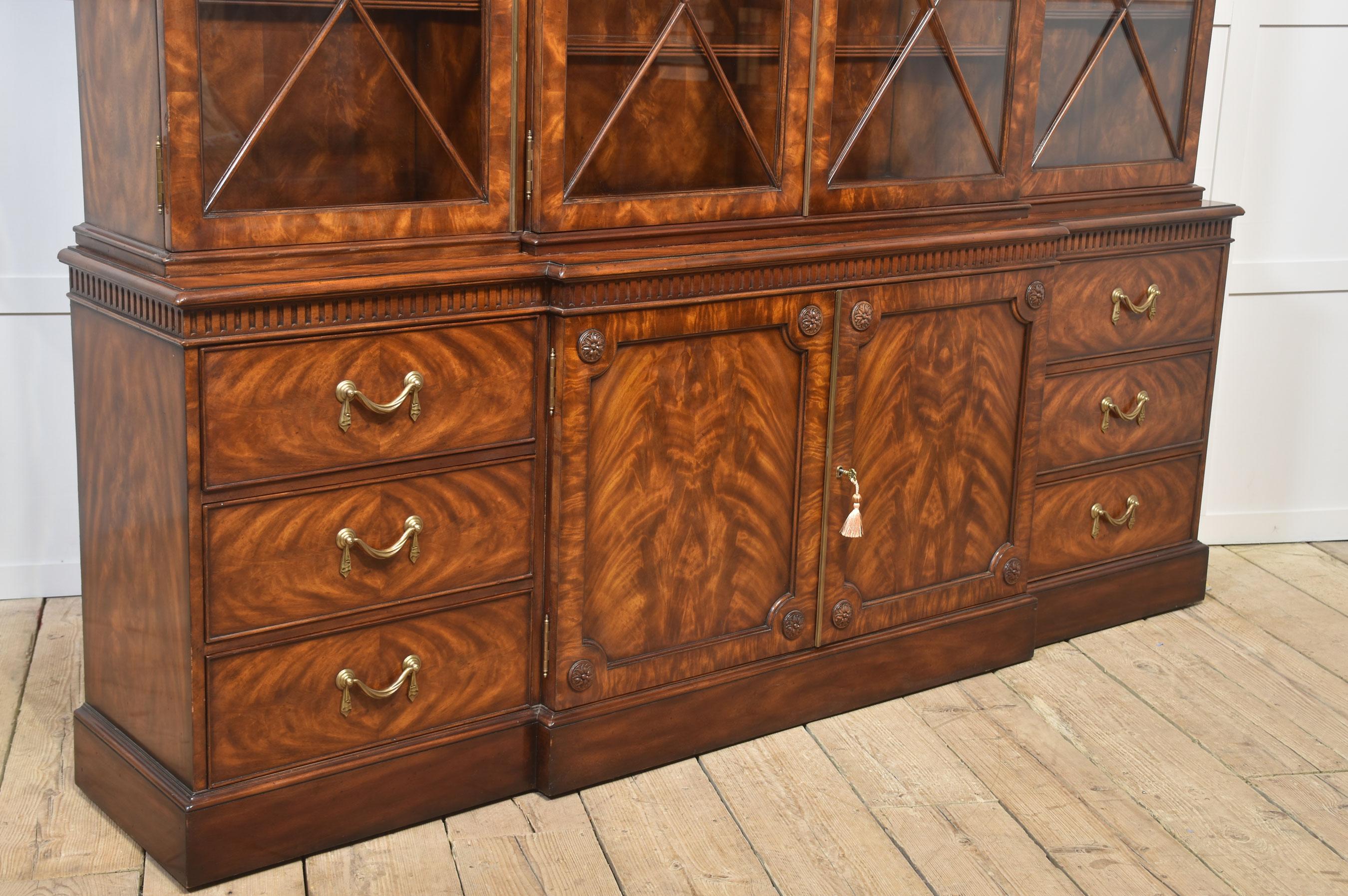 Librería de caoba con frente de rotura estilo Jorge III en venta 11