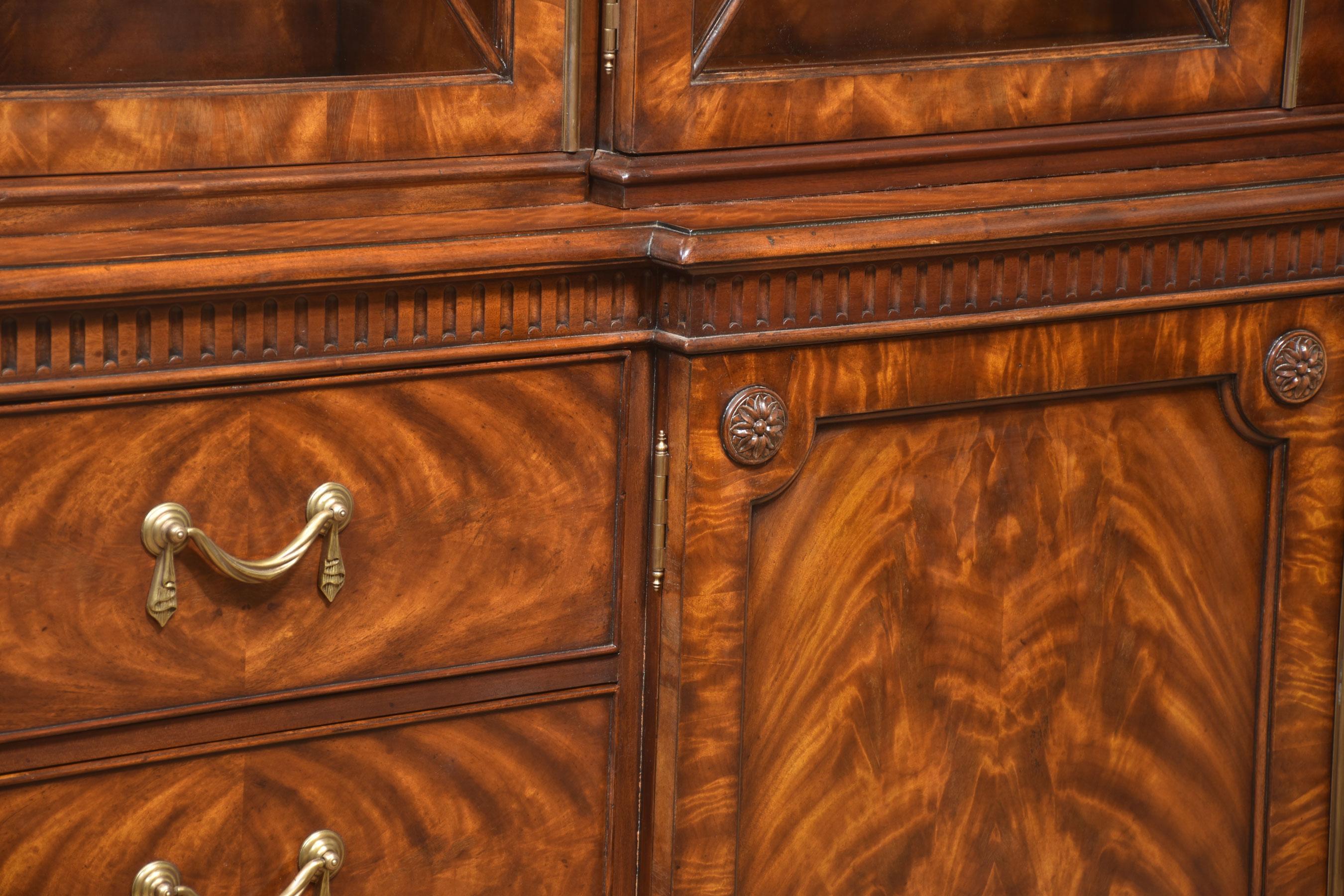 Librería de caoba con frente de rotura estilo Jorge III en venta 12