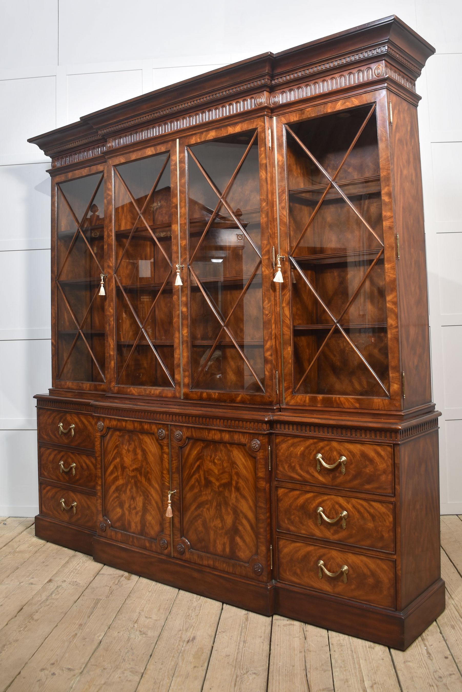 Librería de caoba con frente de rotura estilo Jorge III en venta 14
