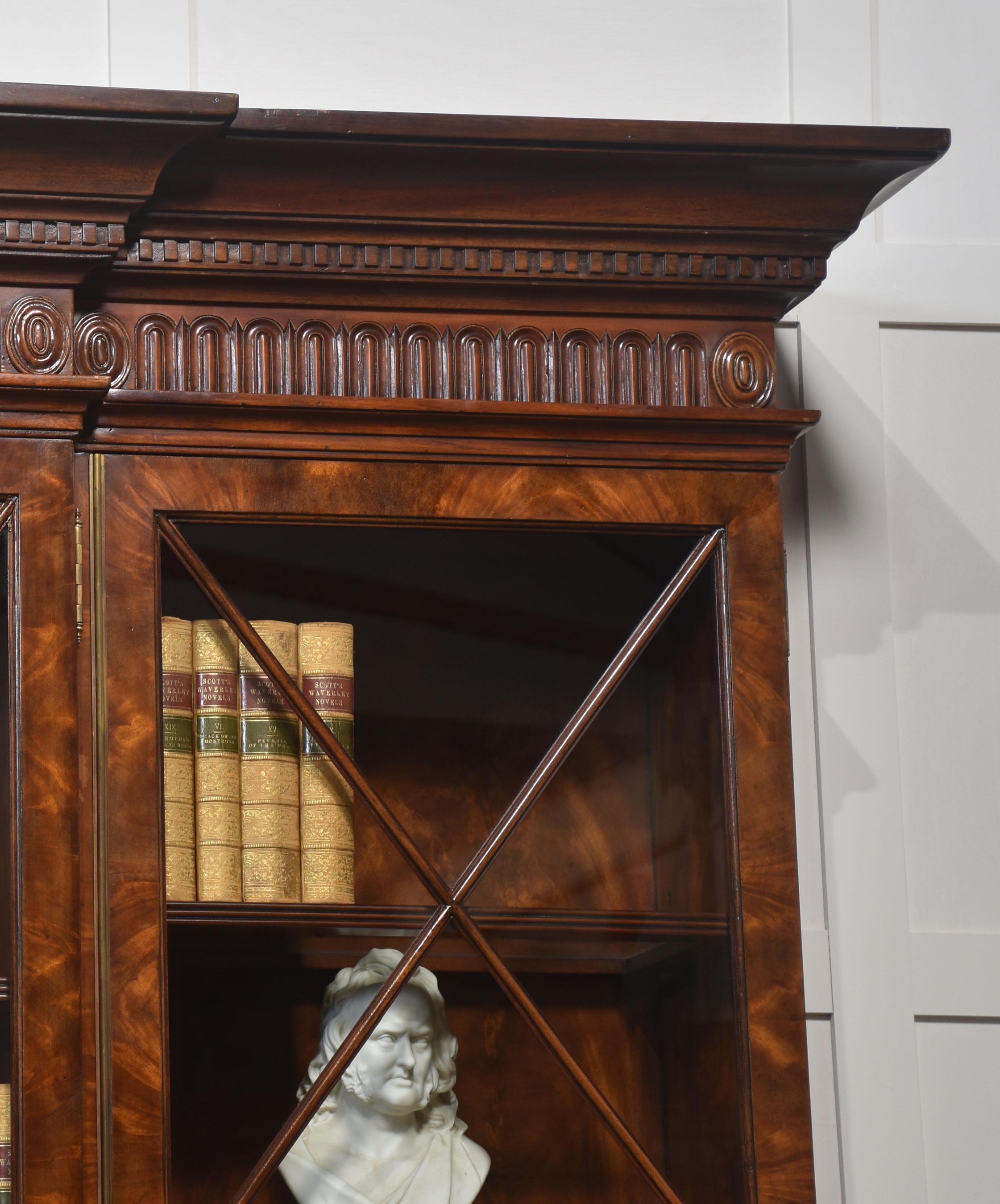 Librería de caoba con frente de rotura estilo Jorge III Británico en venta