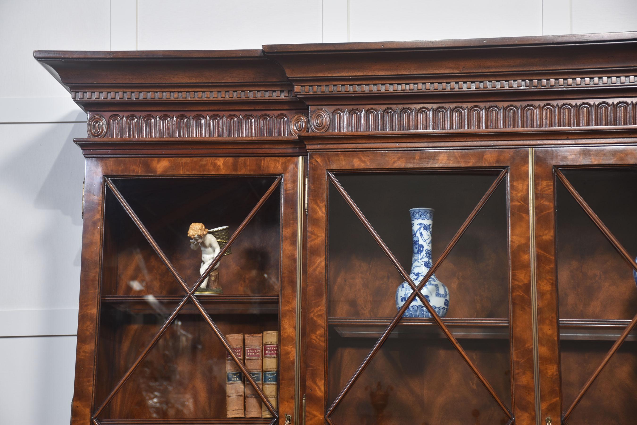 Librería de caoba con frente de rotura estilo Jorge III en Bueno estado para la venta en Cheshire, GB