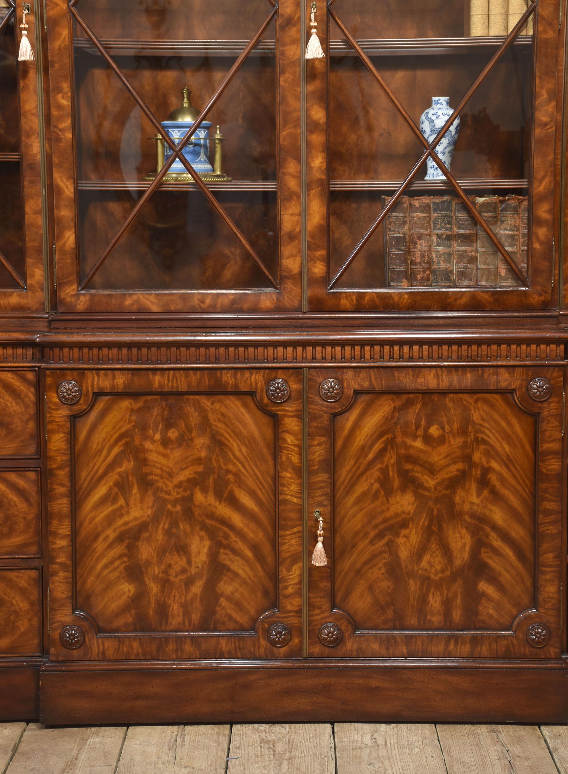 Librería de caoba con frente de rotura estilo Jorge III siglo XX en venta
