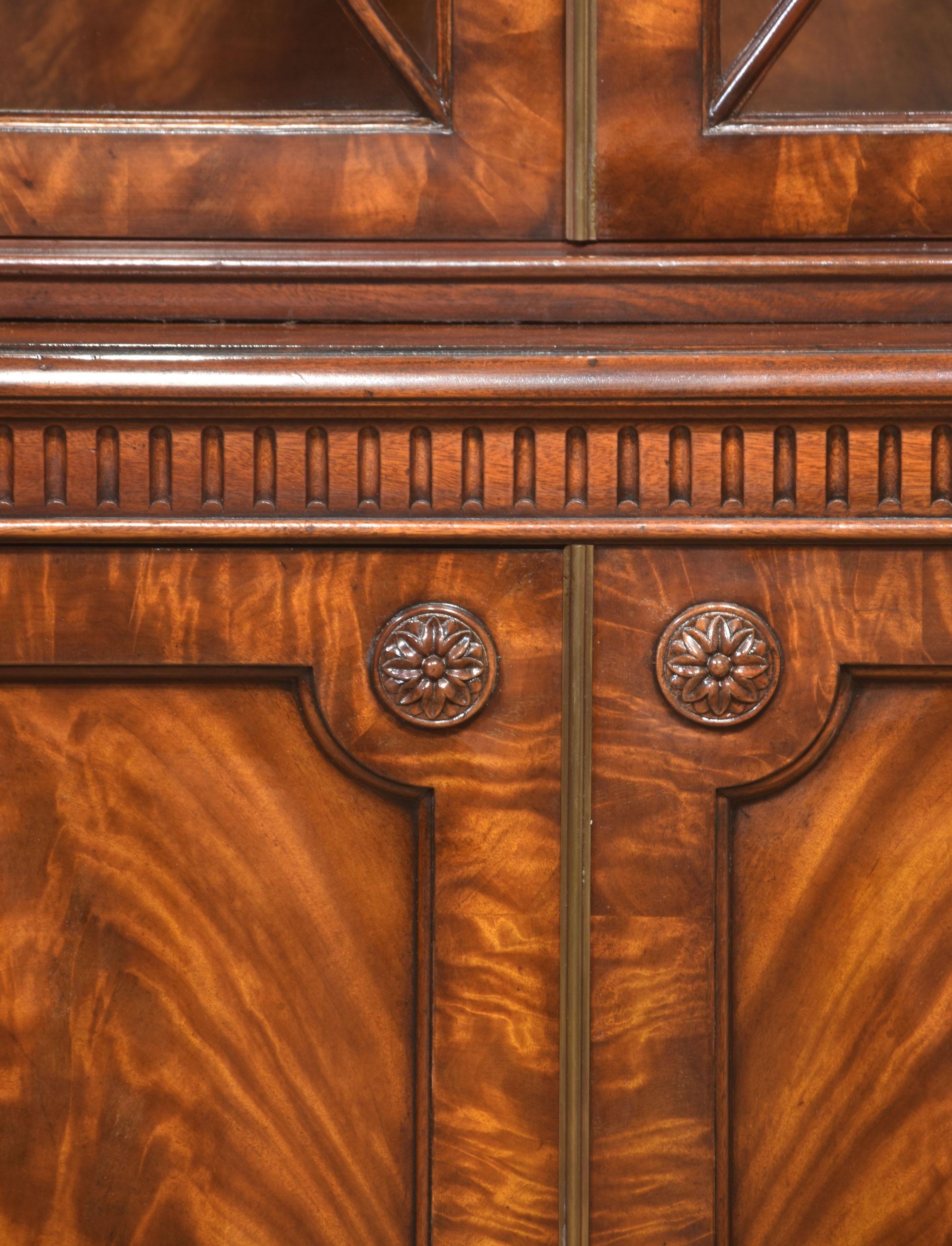 Librería de caoba con frente de rotura estilo Jorge III Madera en venta