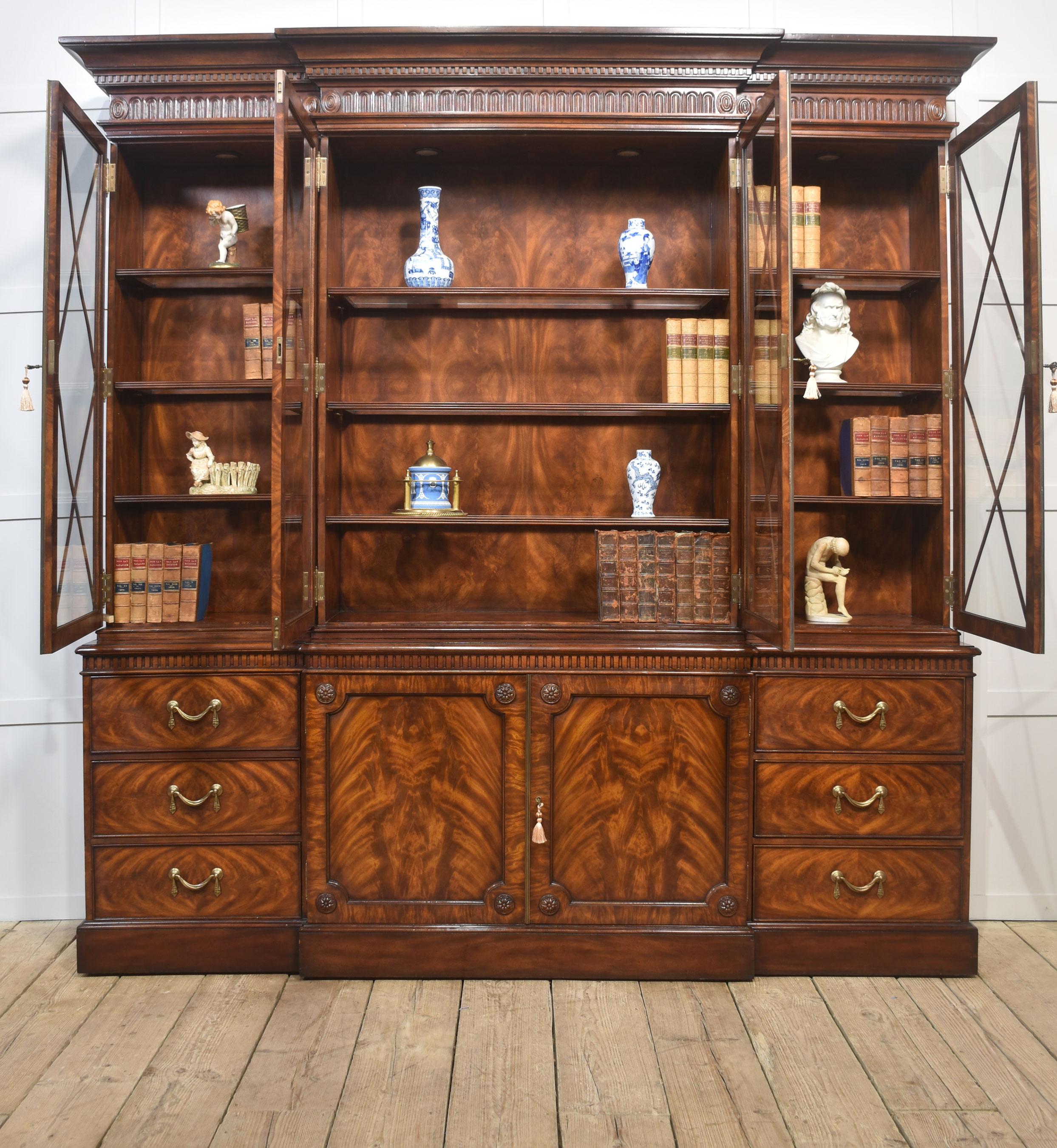 Librería de caoba con frente de rotura estilo Jorge III en venta 1