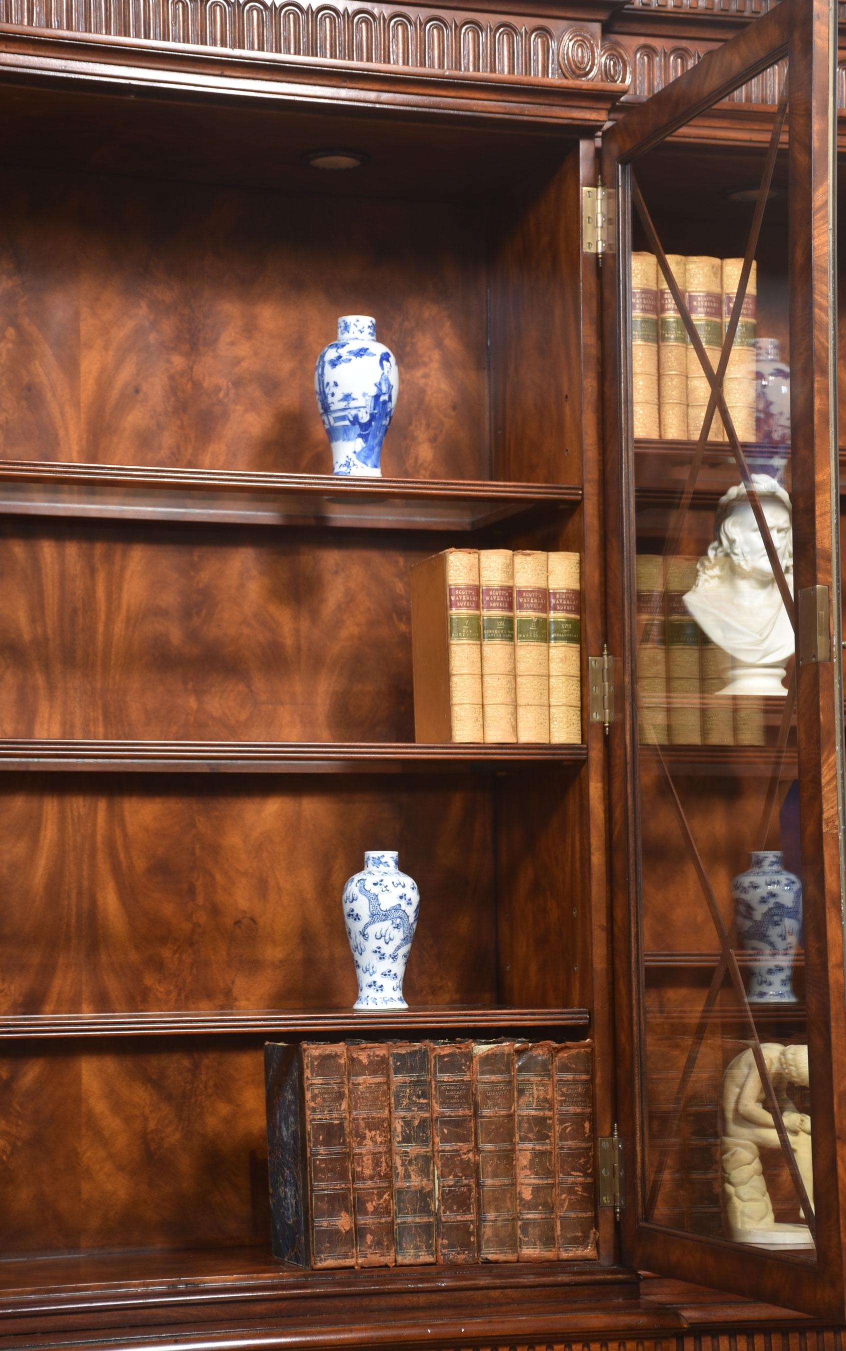 Librería de caoba con frente de rotura estilo Jorge III en venta 2