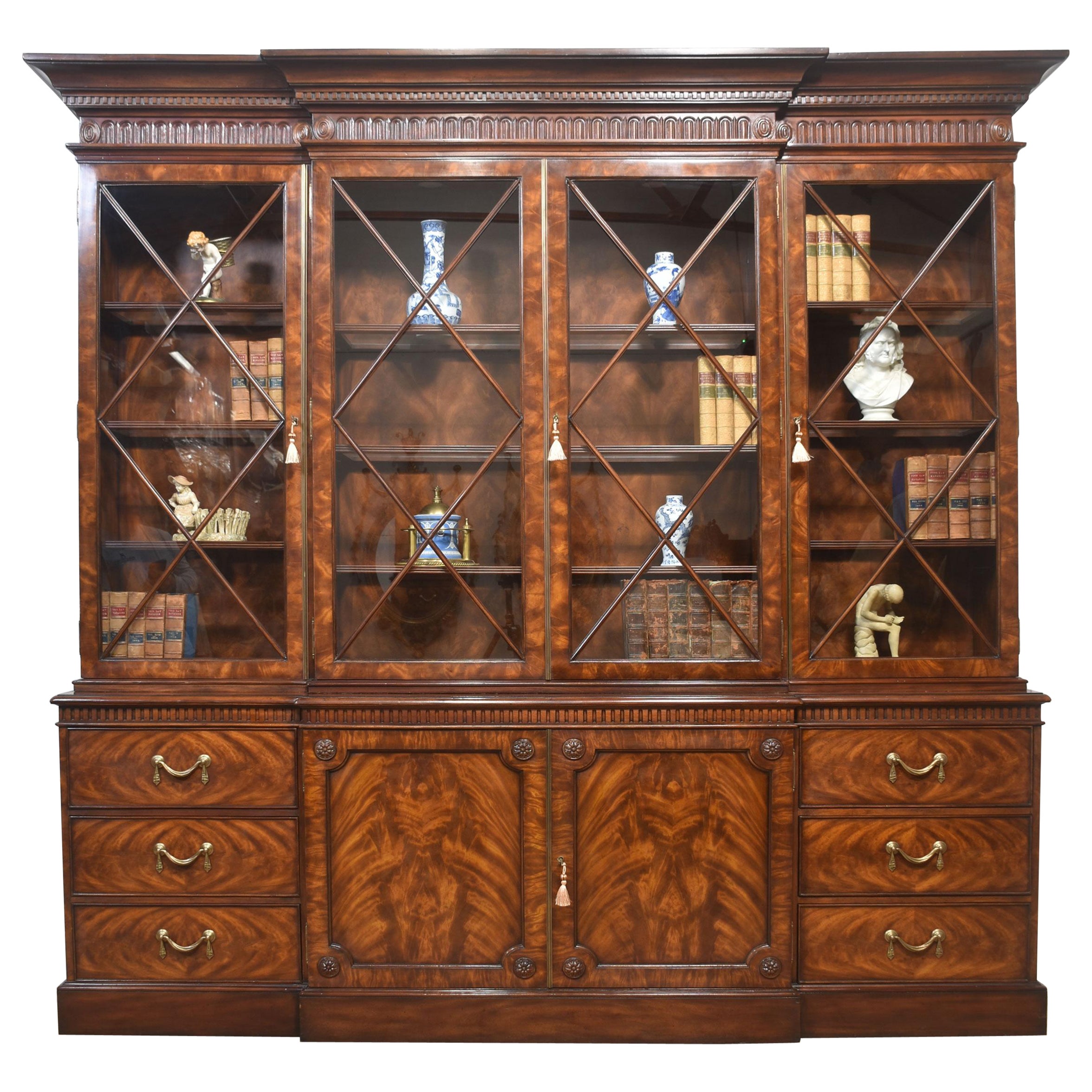 Librería de caoba con frente de rotura estilo Jorge III en venta