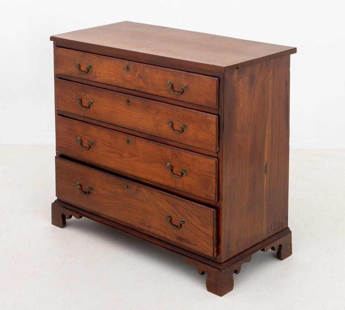 George III Style Mahogany Chest of Drawers In Good Condition For Sale In Astoria, NY