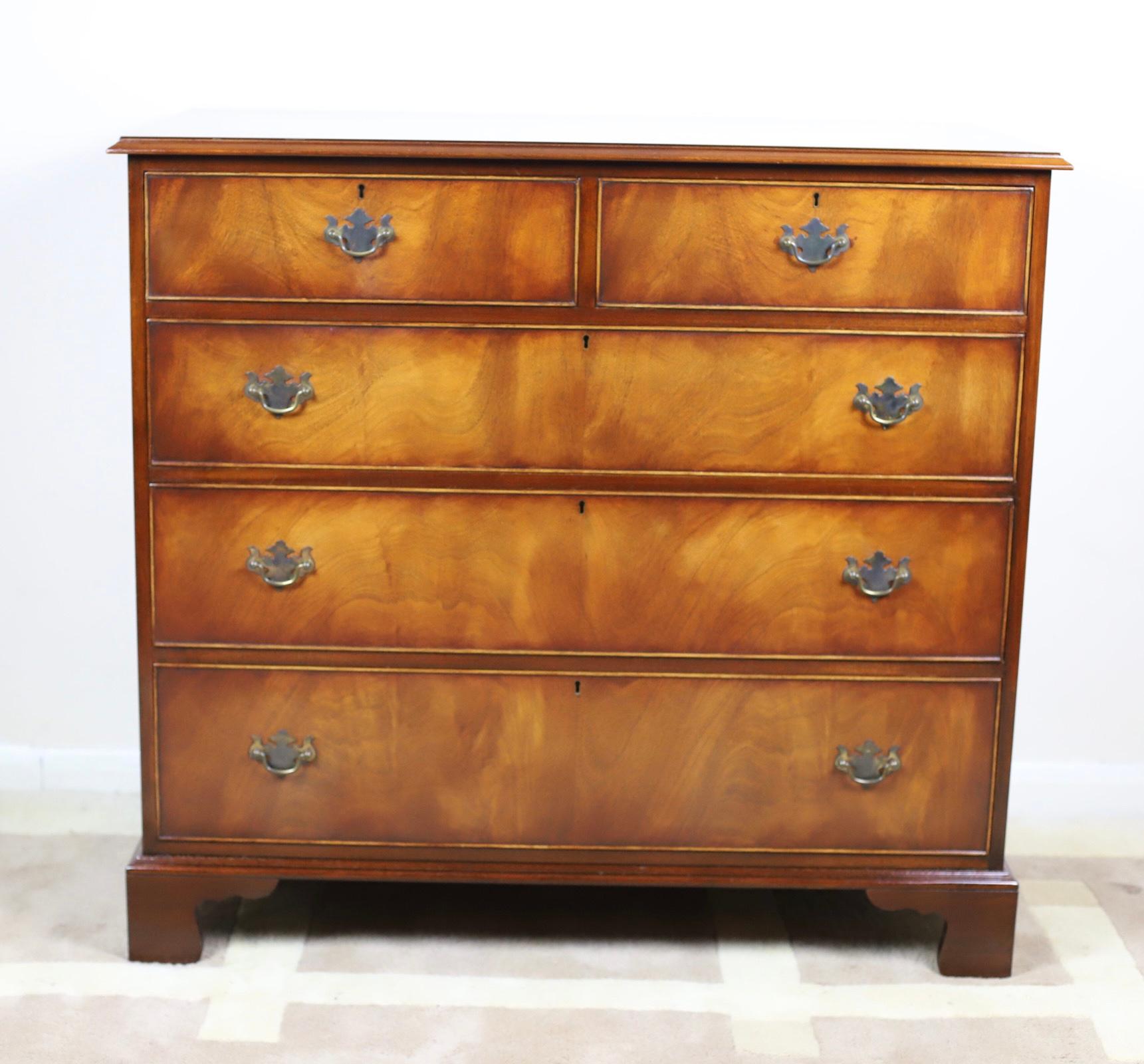 For sale a beautiful pair of late 20th century George Ill style
Bevan Funell Reprodux  chest of drawers.
Can be sold as pair or as a single one, the price for one is £1450 and £2800for the pair.
Don't hesitate to contact me if you have any