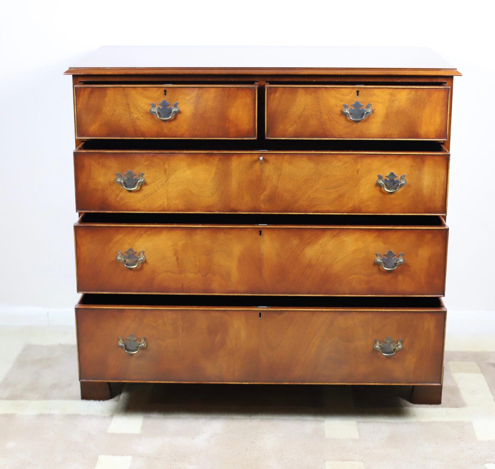 George III Style  Chest of Drawers Made by Bevan Funell Reprodu In Good Condition For Sale In Crawley, GB