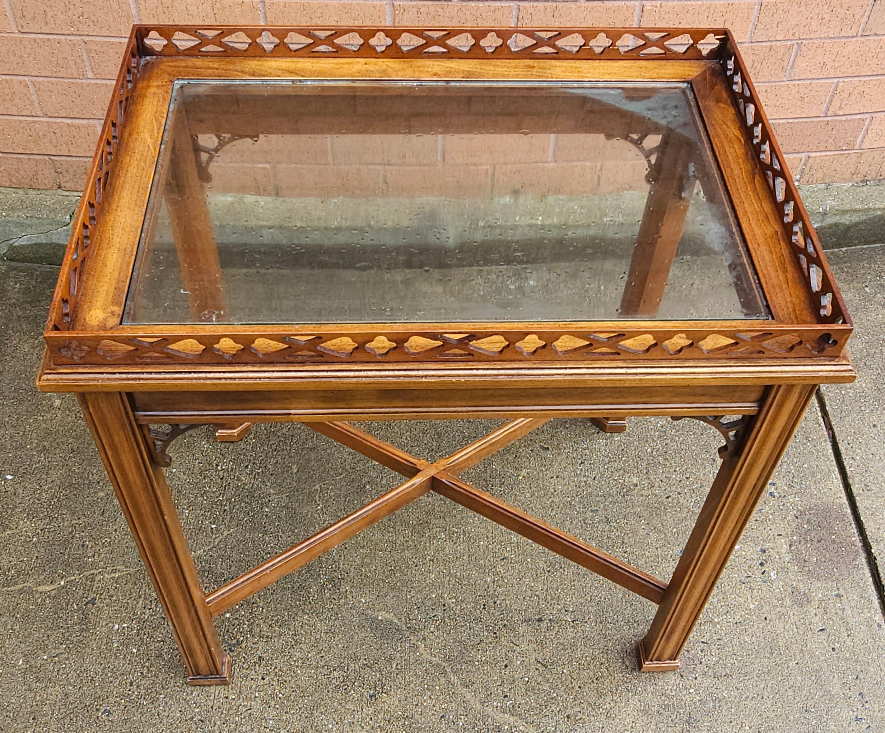 Ein Mahagoni-Tee- oder Silbertisch im Stil von George III. mit Galerie und Glasplatte in gutem Vintage-Zustand. Maße: 20