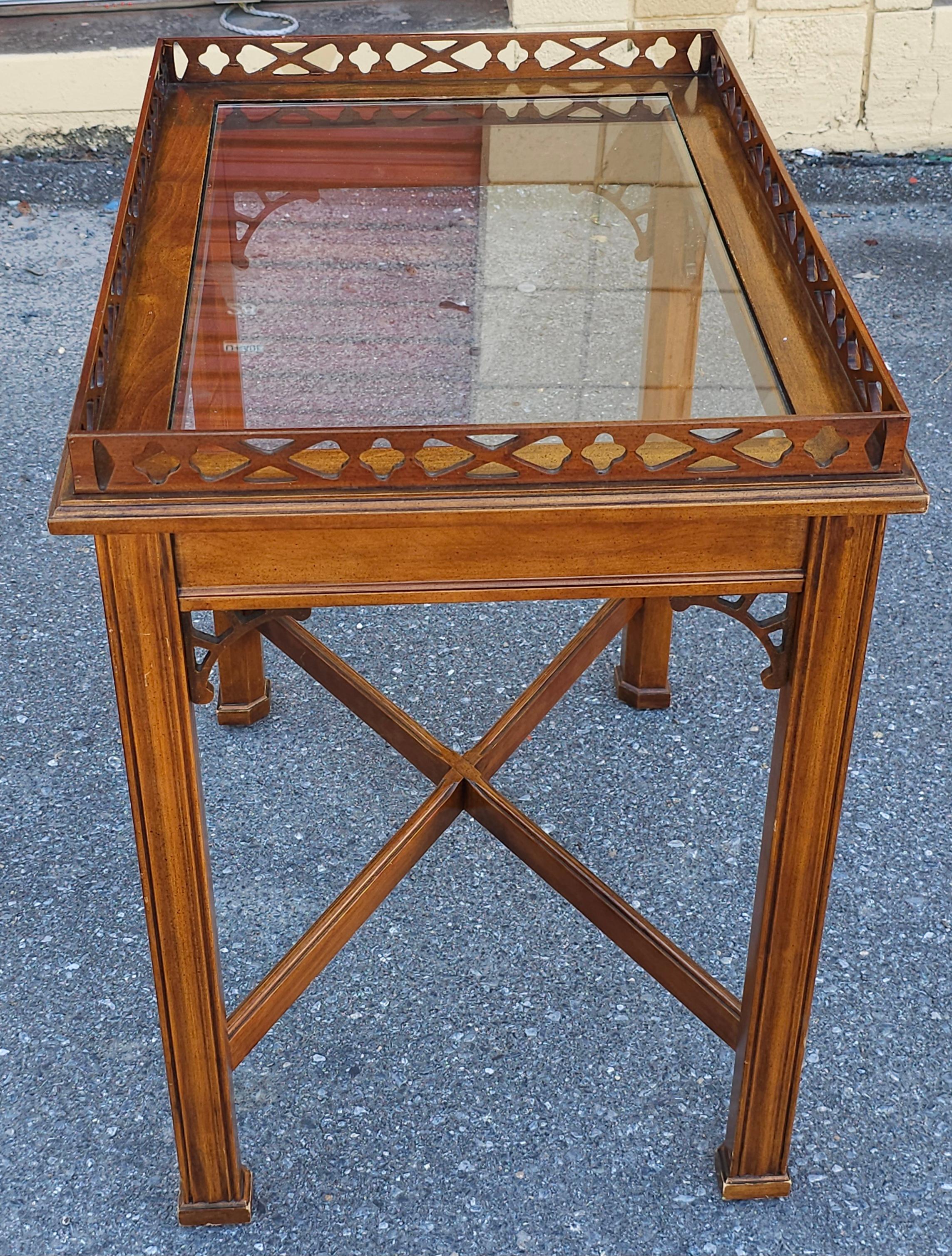 Mahagoni-Teetisch/Silbertisch im George-III-Stil mit Galleried- und Glasplatte im Angebot 1