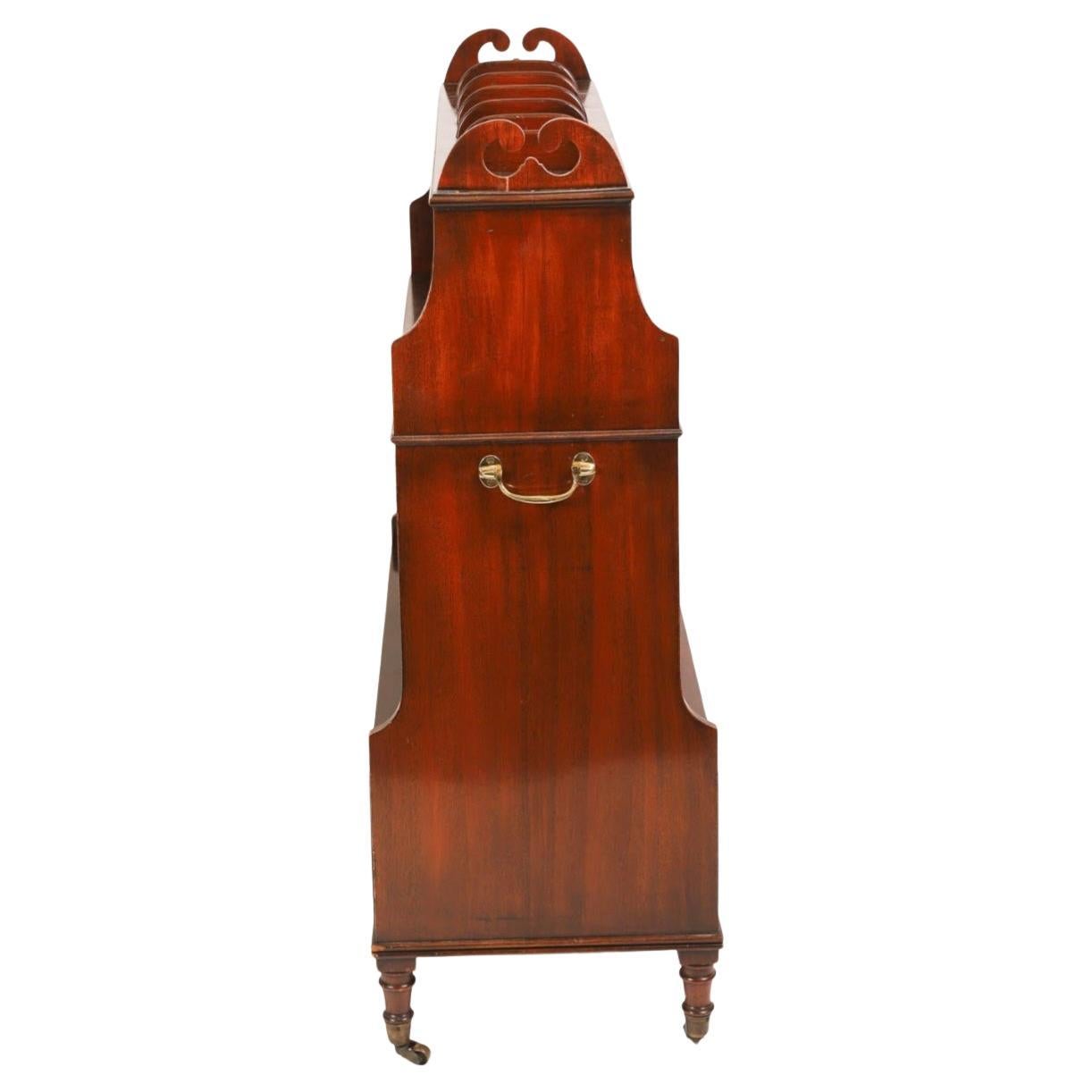 Librería abierta de caoba estilo Jorge III de principios del siglo XX. La librería presenta un diseño sencillo pero sofisticado y una artesanía de calidad. Tiene dos amplios estantes abiertos y un gran cajón inferior para guardar cosas. Se apoya en