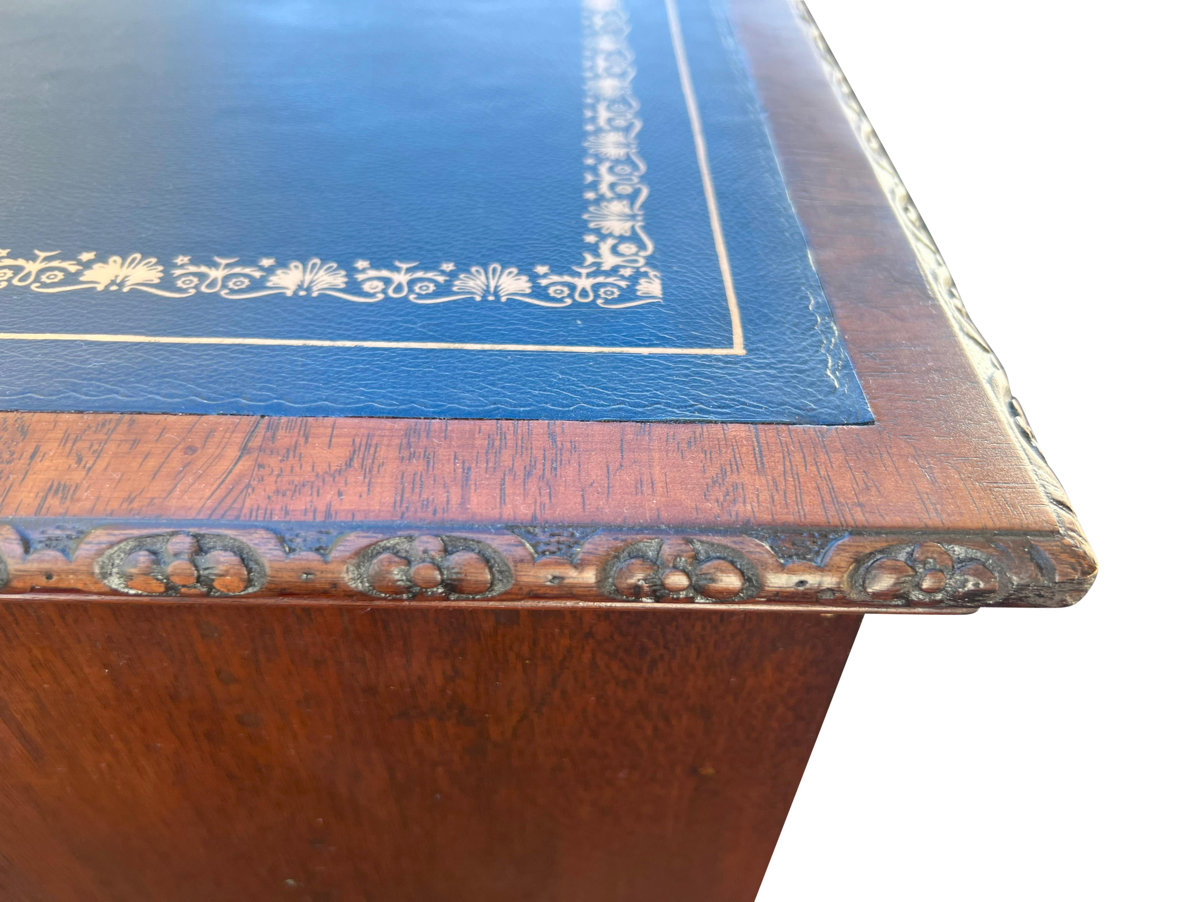 Mahagoni-Pedestal-Schreibtisch im Stil von George III im Angebot 7