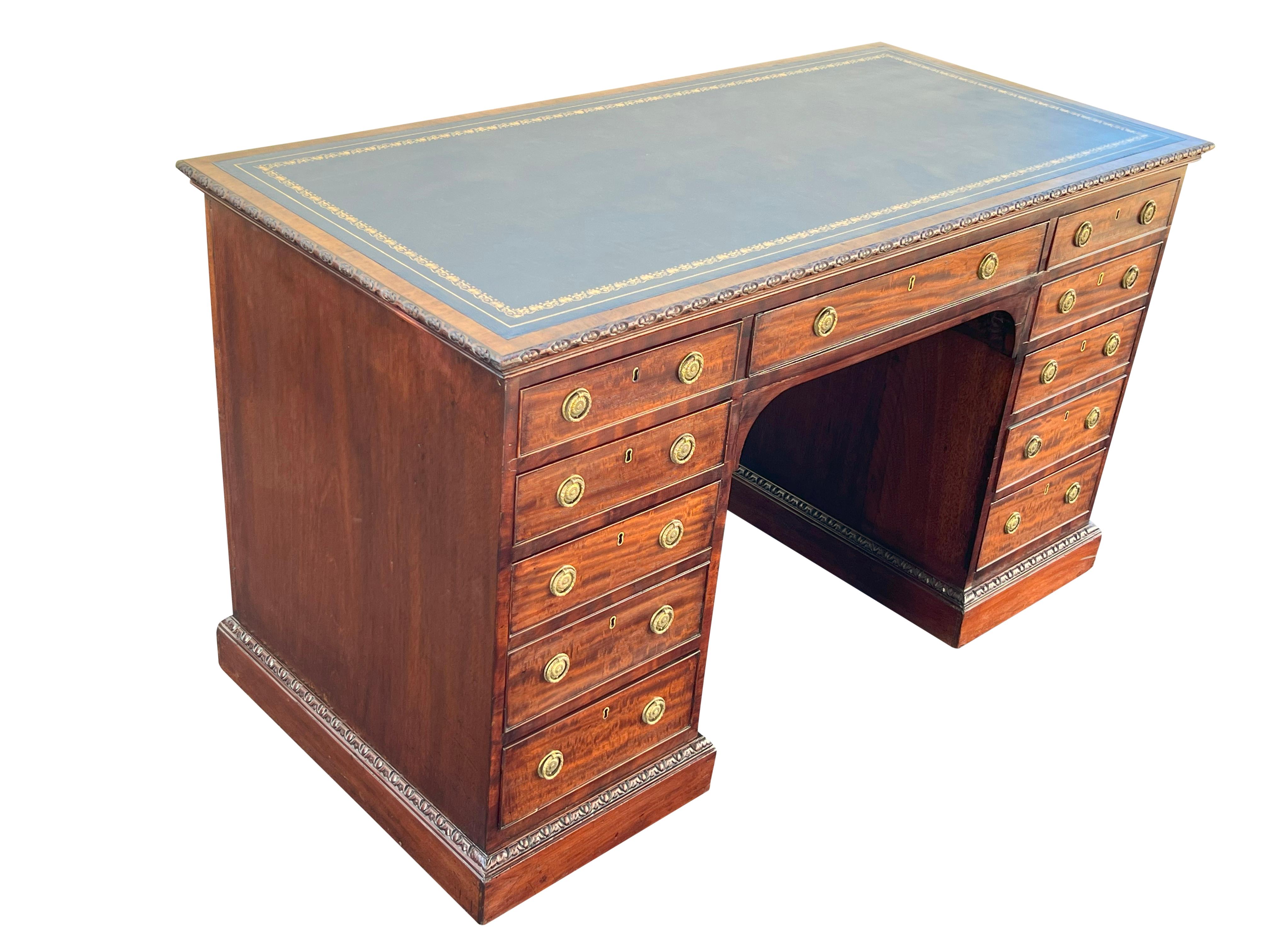 Mahagoni-Pedestal-Schreibtisch im Stil von George III (George III.) im Angebot