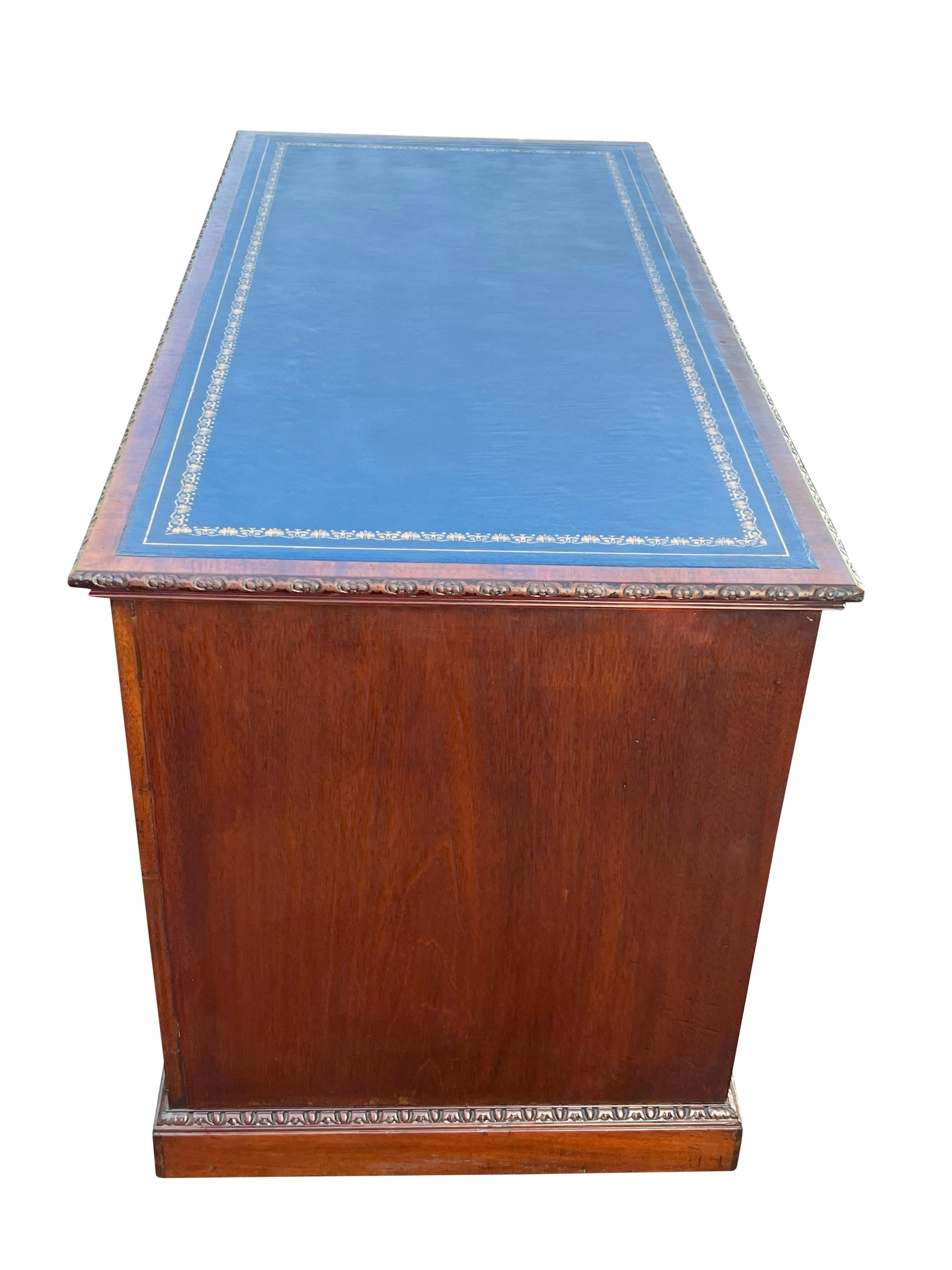 Mahagoni-Pedestal-Schreibtisch im Stil von George III (Englisch) im Angebot