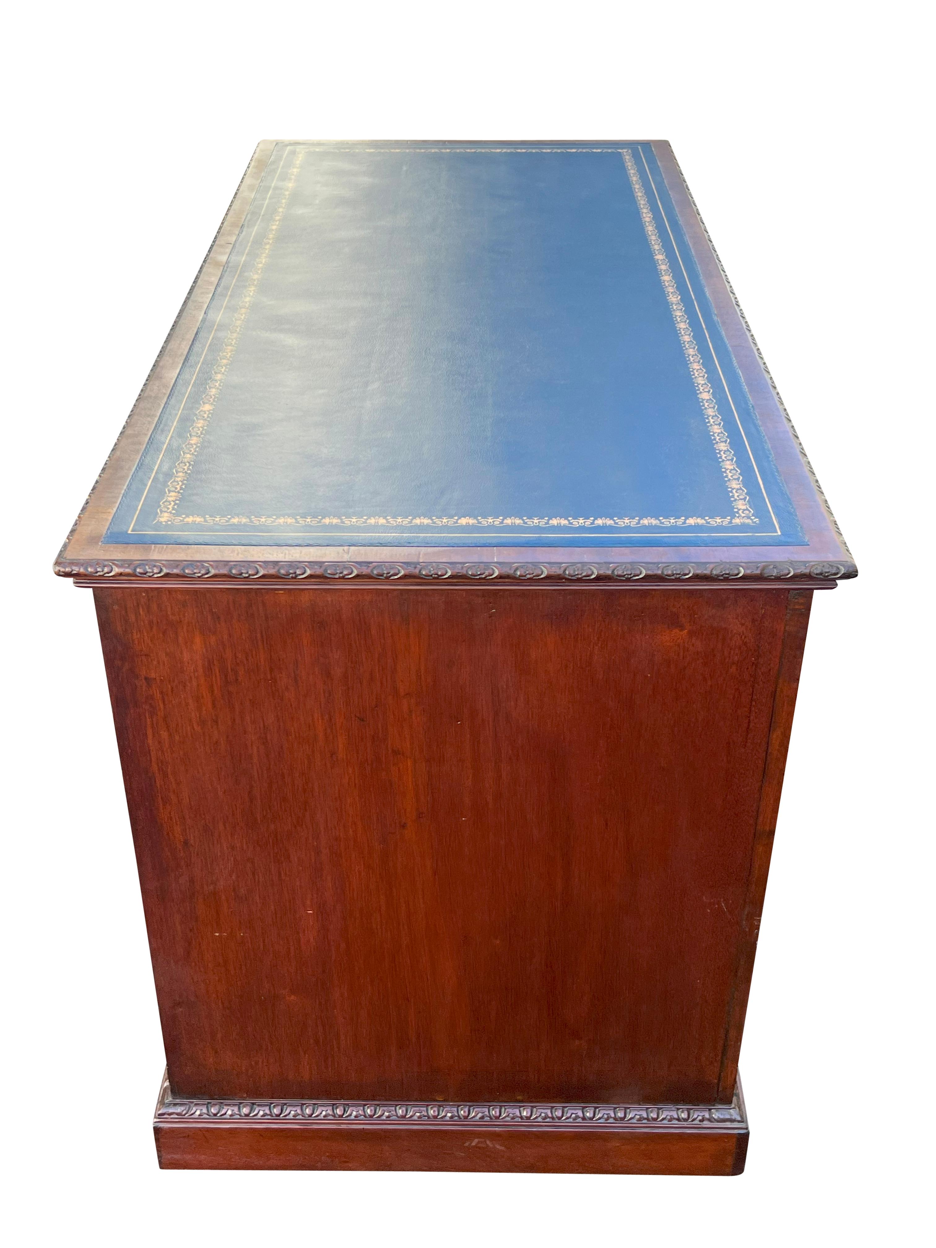 Mahagoni-Pedestal-Schreibtisch im Stil von George III im Zustand „Gut“ im Angebot in Essex, MA