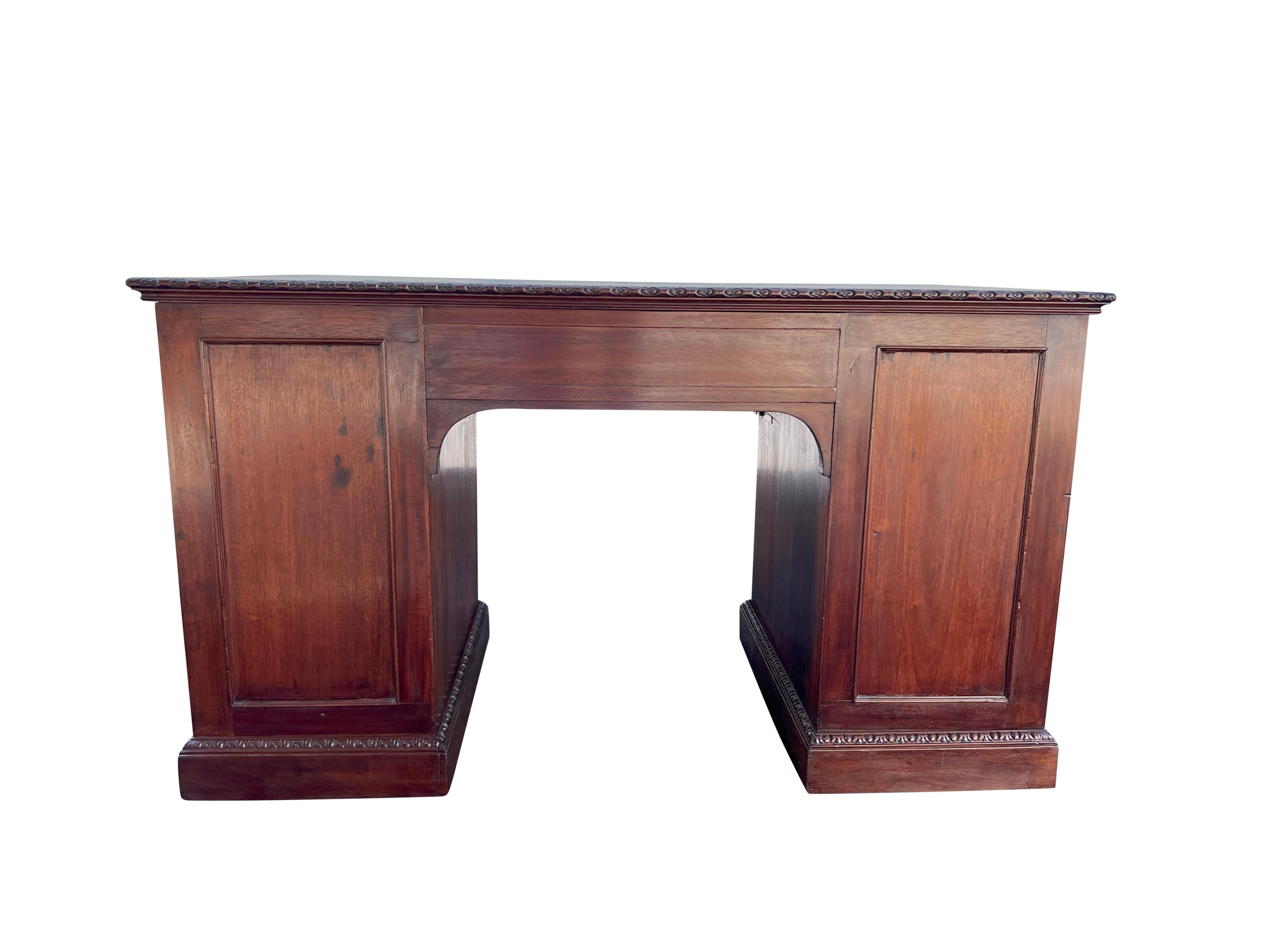 Mahagoni-Pedestal-Schreibtisch im Stil von George III (Messing) im Angebot