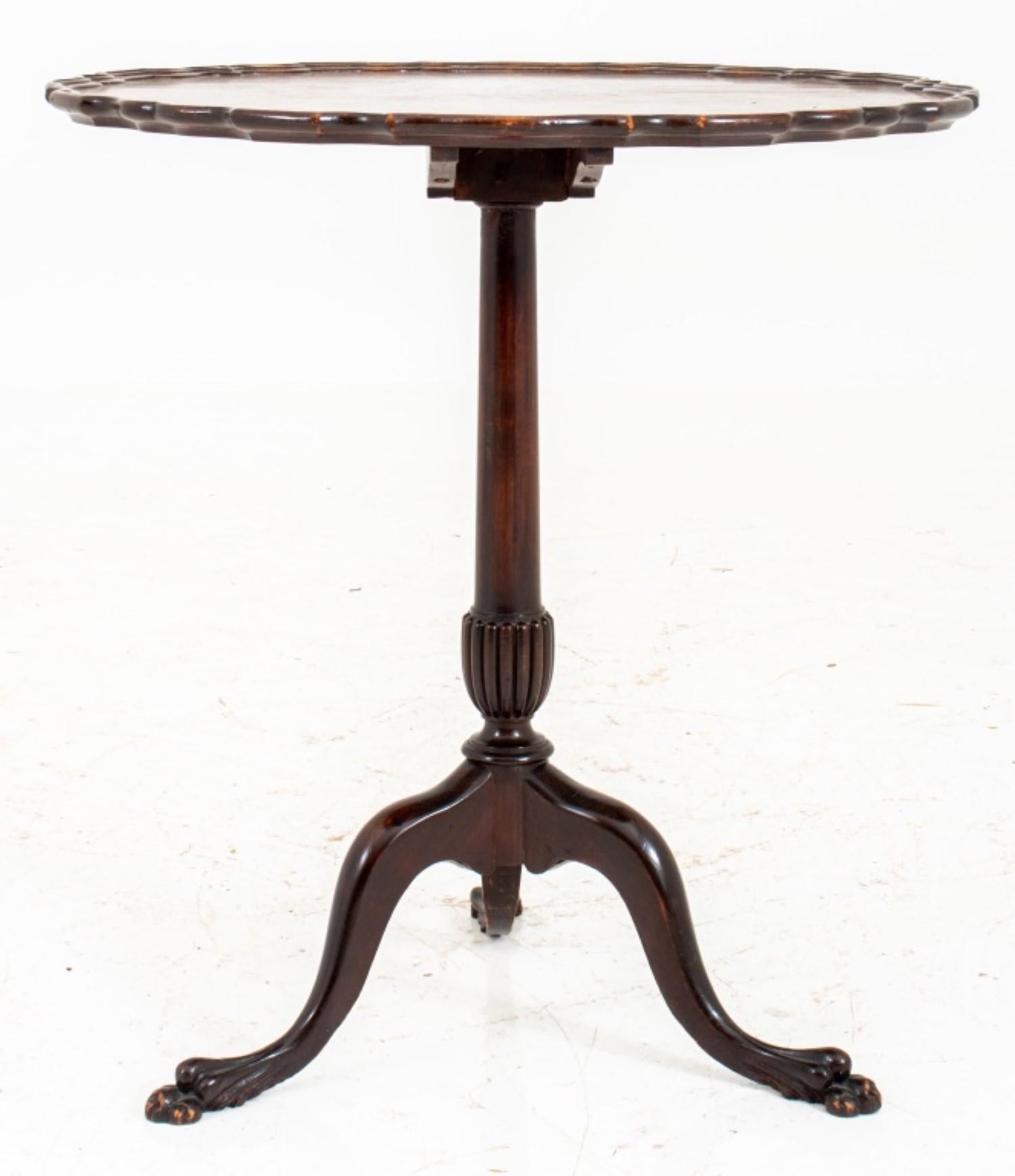 Anglais Table tripode style George III en acajou piqué en vente