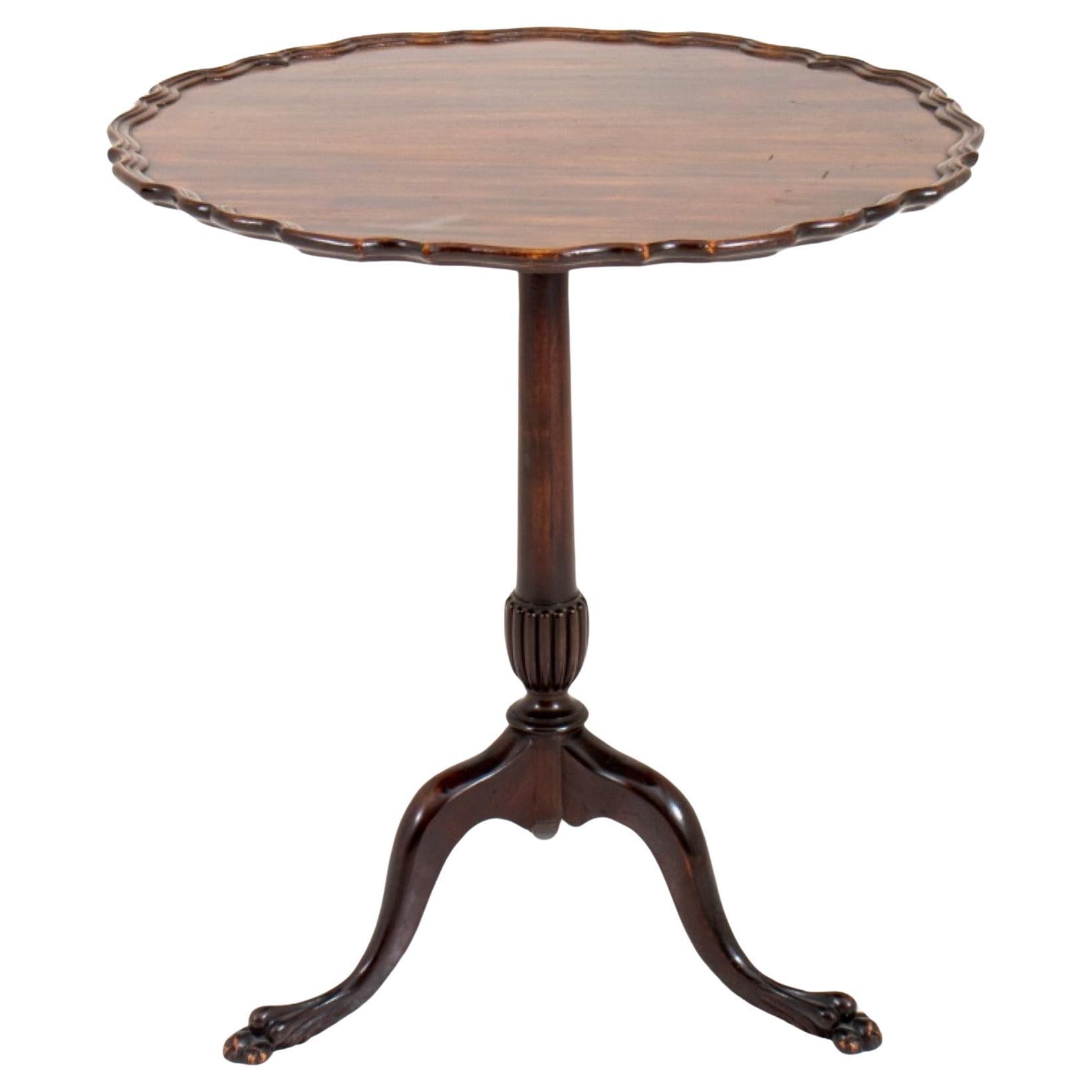 Table tripode style George III en acajou piqué en vente