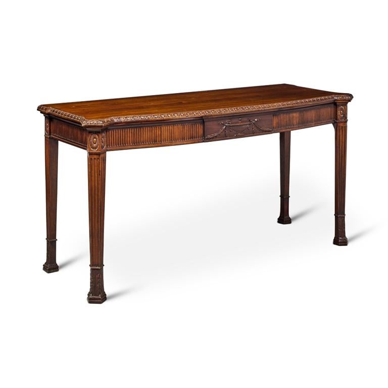 Piano a serpentina con bordo a uovo e pince. Fregio scultoreo conforme con urna centrale intagliata con volute. Si erge su gambe quadrate scanalate e affusolate. Con Hyde Park Antiques.