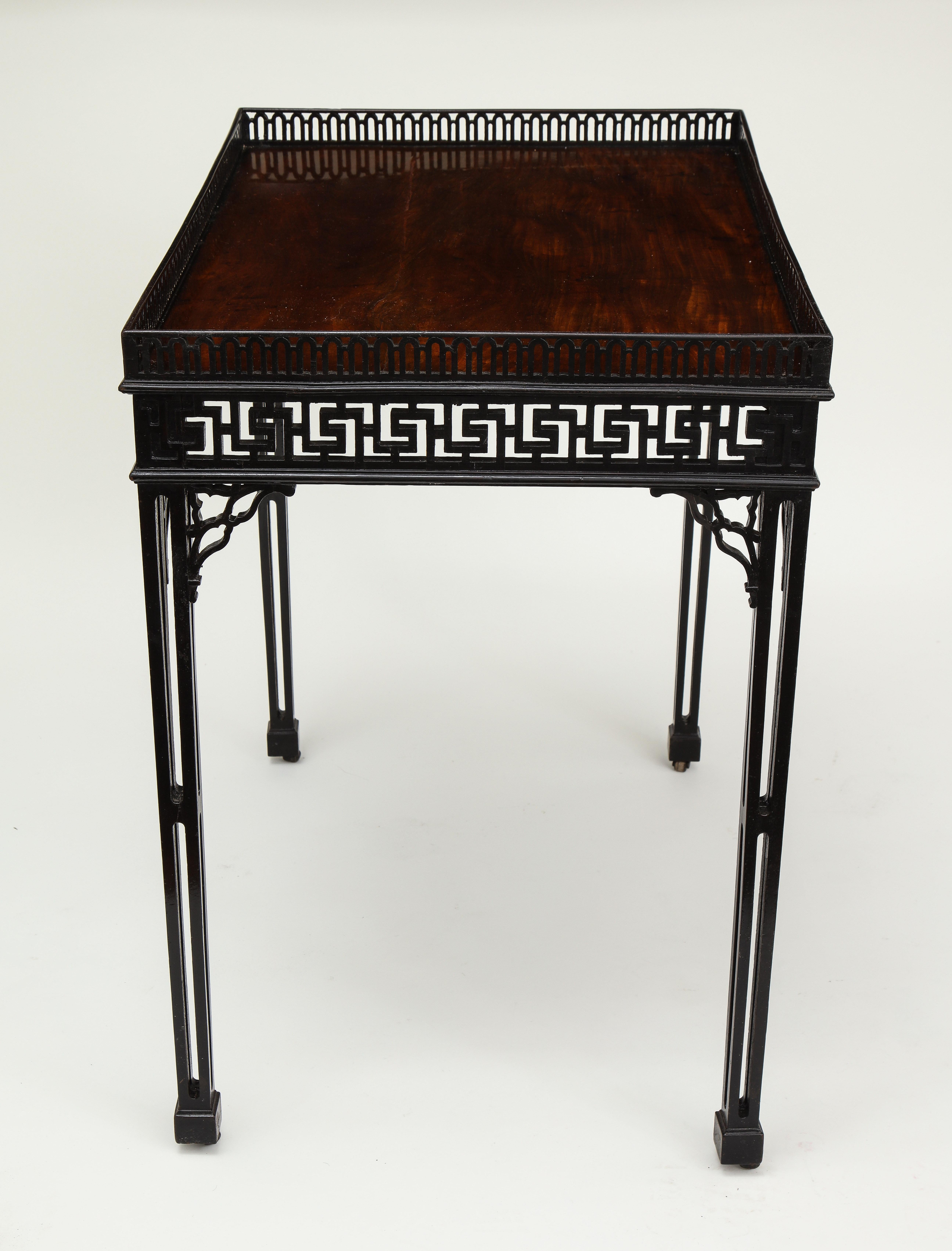 table d'argenterie Chippendale en acajou du 19ème siècle en vente 4