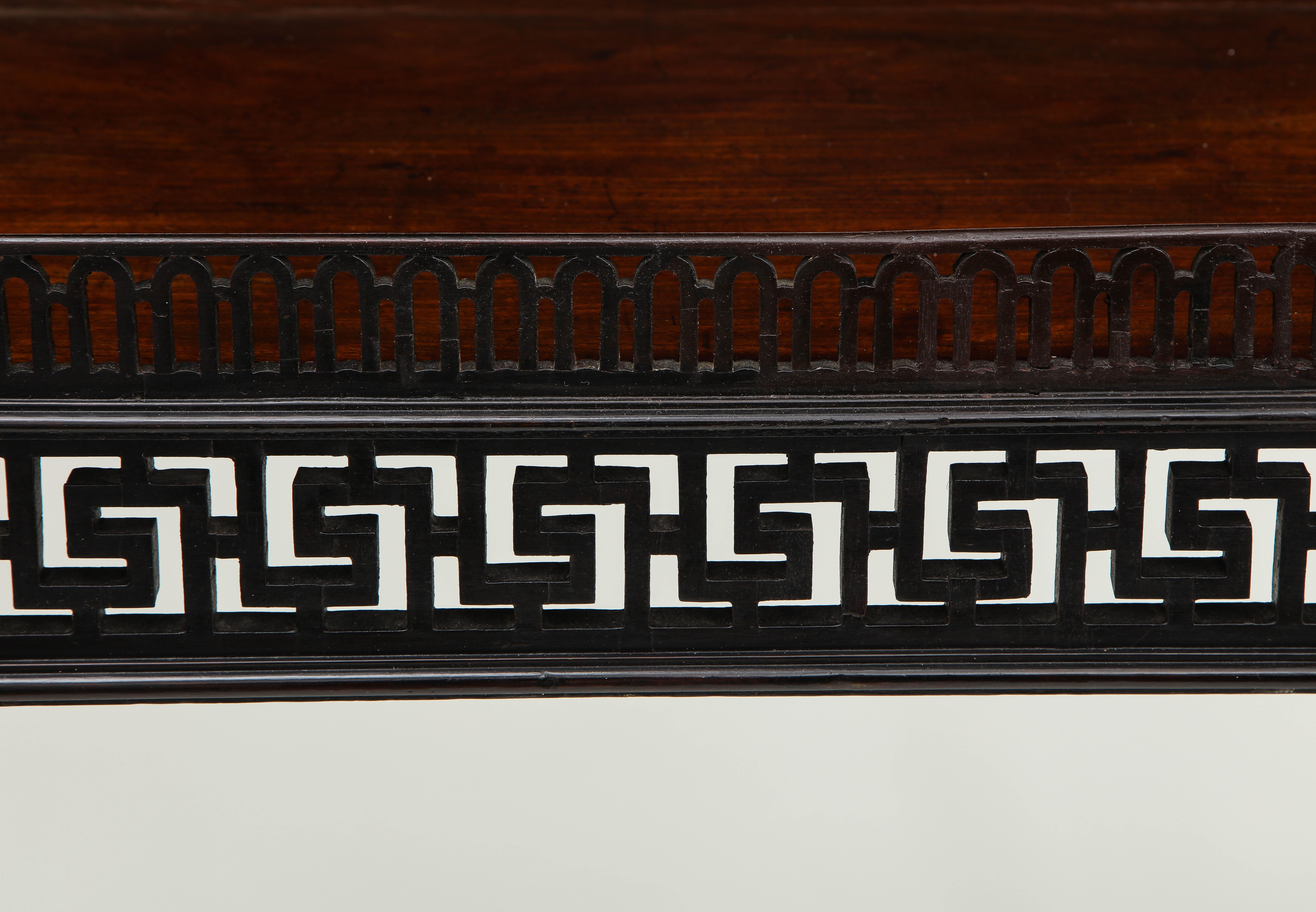 table d'argenterie Chippendale en acajou du 19ème siècle Bon état - En vente à New York, NY
