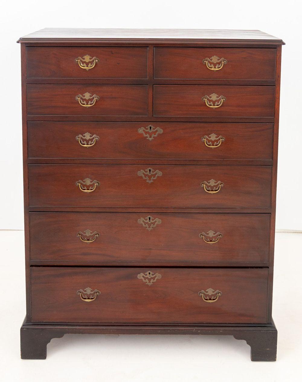 Grande commode en acajou de style George III, quatre tiroirs courts au-dessus de quatre tiroirs longs, avec des poignées en laiton et au-dessus de quatre pieds en équerre, marque Saybolt et Cleland sur le tiroir supérieur. 52.75