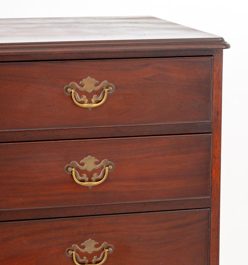 Américain Grande commode en acajou de style George III en vente