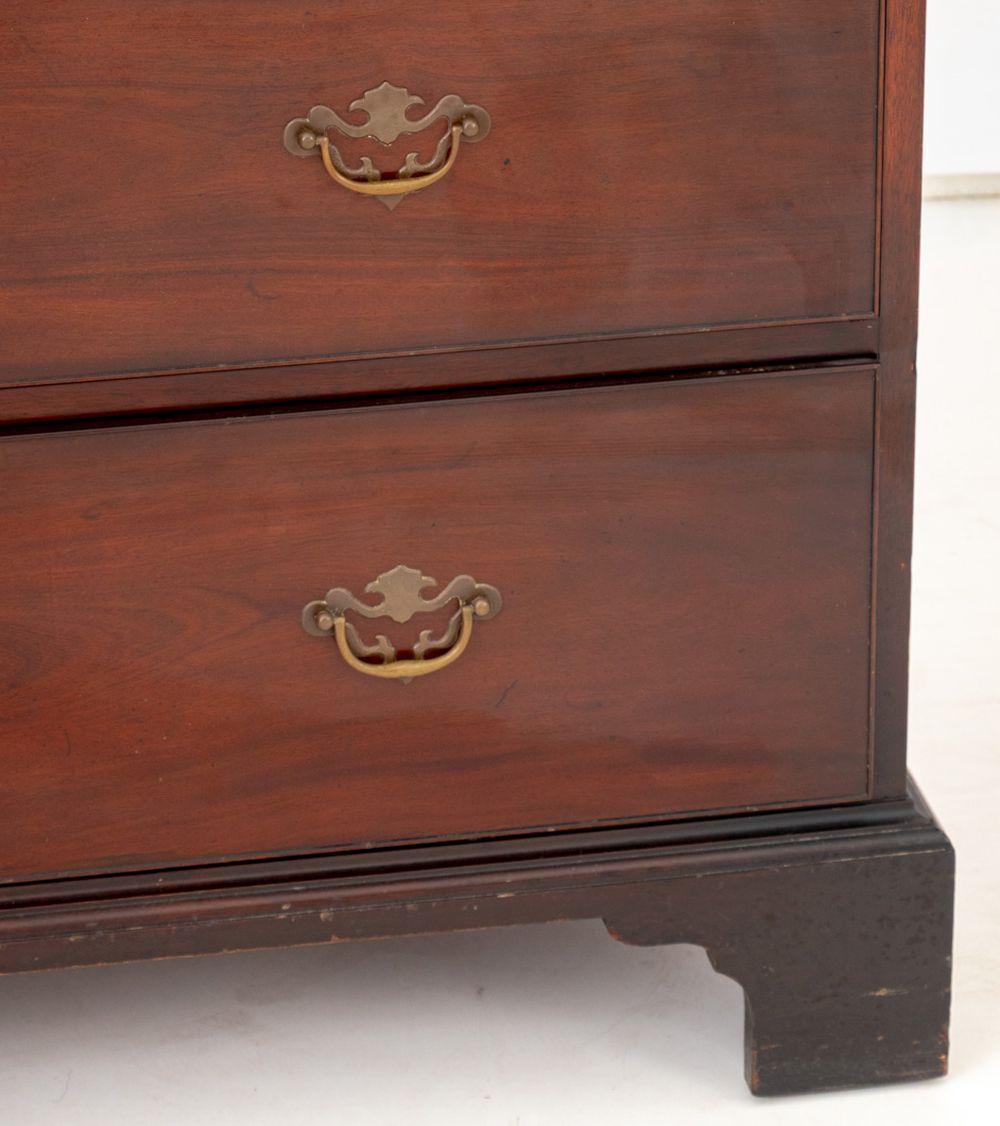 Grande commode en acajou de style George III Bon état - En vente à Astoria, NY